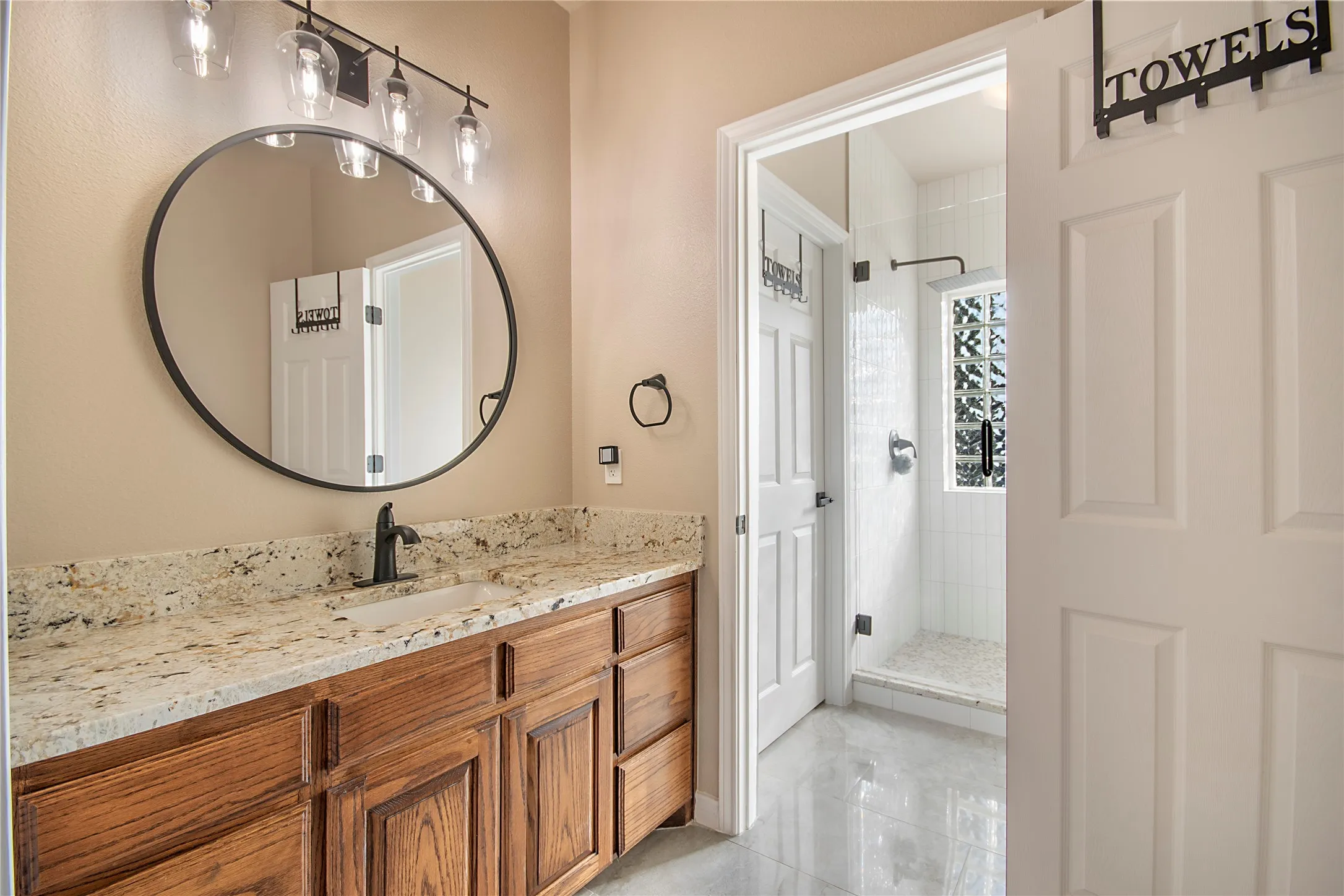Single Family Residence For Sale in Collin County , 4701 Lake Drive, Celina, Texas 75009, 5 Bedroom, 4 Bathroom, 3 Garage spaces, 5,197 Sqft, built in 2003, mls#21349630, Real Estate Agent in Celina, Homes For Sale in Collin county, Homes For Sale in Celina, Realtor in Celina Texas, Real Estate Brokerage Independent Realty Texas, Luminita Cordes Realtor