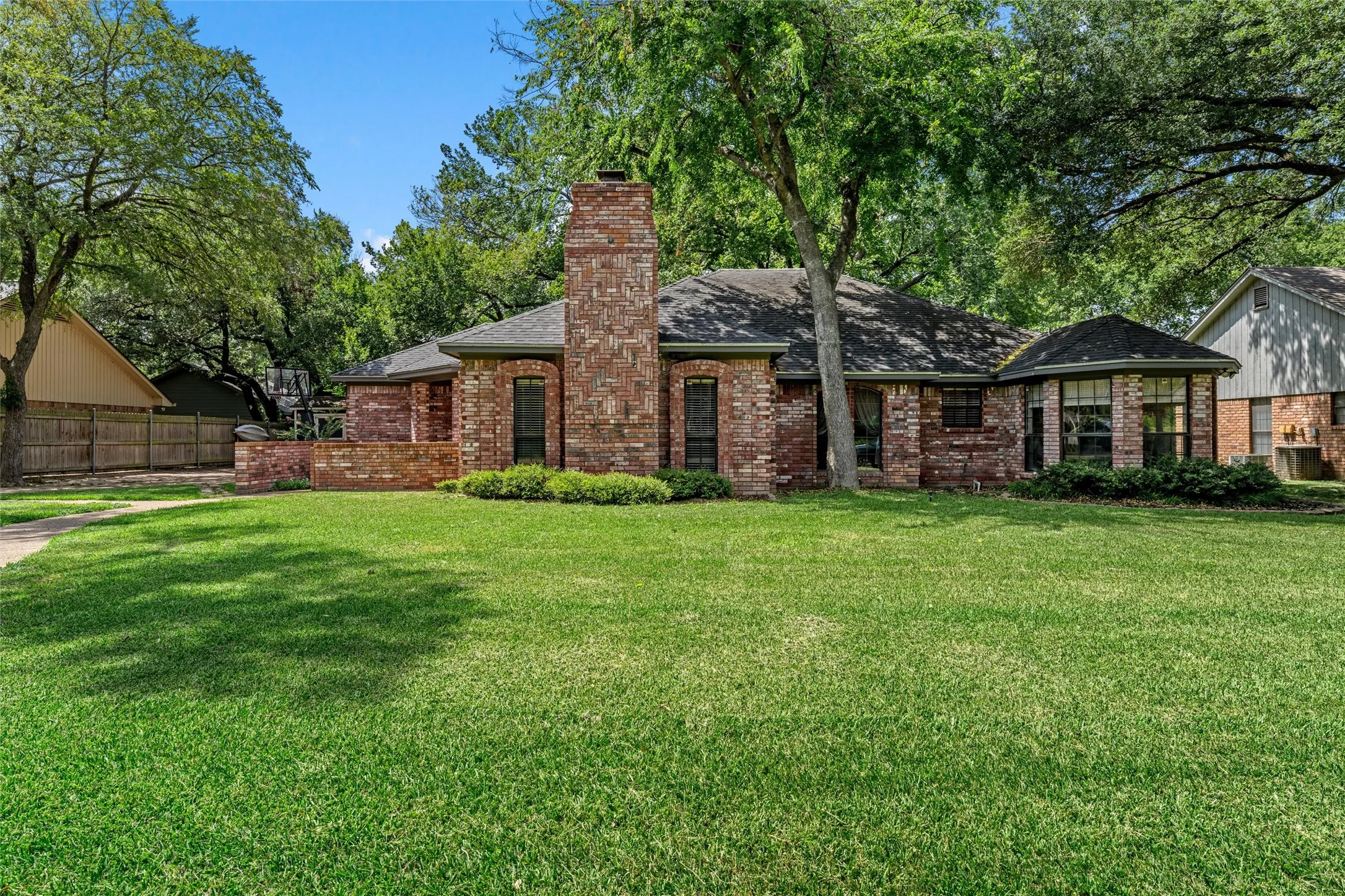 Single Family Residence For Sale in Mc Lennan County , 9605 Oak Springs Drive, Woodway, Texas 76712, 5 Bedroom, 4 Bathroom, 1 Garage spaces, 2,674 Sqft, built in 1986, mls#21349299, Real Estate Agent in Woodway, Homes For Sale in Mc Lennan county, Homes For Sale in Woodway, Realtor in Woodway Texas, Real Estate Brokerage Independent Realty Texas, Luminita Cordes Realtor