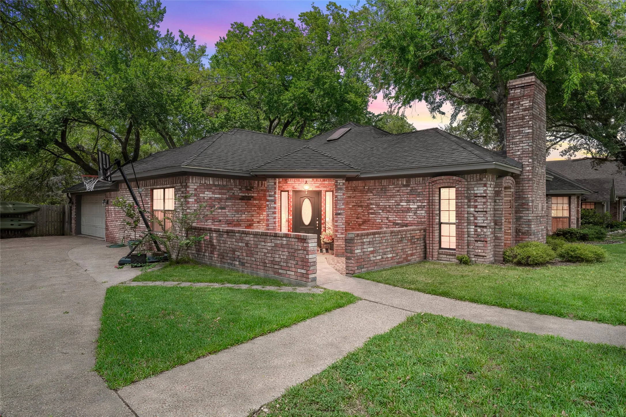 Single Family Residence For Sale in Mc Lennan County , 9605 Oak Springs Drive, Woodway, Texas 76712, 5 Bedroom, 4 Bathroom, 1 Garage spaces, 2,674 Sqft, built in 1986, mls#21349299, Real Estate Agent in Woodway, Homes For Sale in Mc Lennan county, Homes For Sale in Woodway, Realtor in Woodway Texas, Real Estate Brokerage Independent Realty Texas, Luminita Cordes Realtor