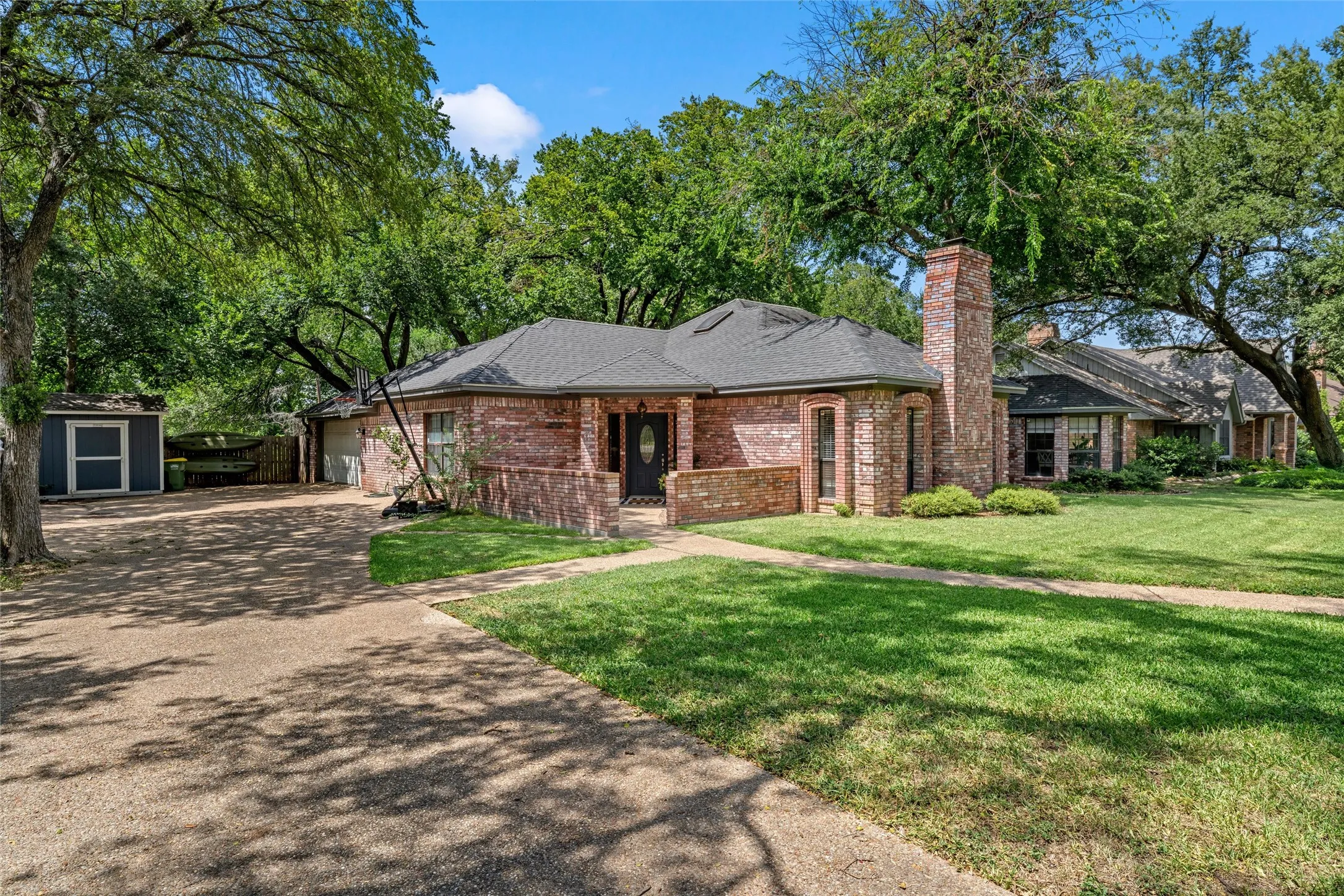 Single Family Residence For Sale in Mc Lennan County , 9605 Oak Springs Drive, Woodway, Texas 76712, 5 Bedroom, 4 Bathroom, 1 Garage spaces, 2,674 Sqft, built in 1986, mls#21349299, Real Estate Agent in Woodway, Homes For Sale in Mc Lennan county, Homes For Sale in Woodway, Realtor in Woodway Texas, Real Estate Brokerage Independent Realty Texas, Luminita Cordes Realtor