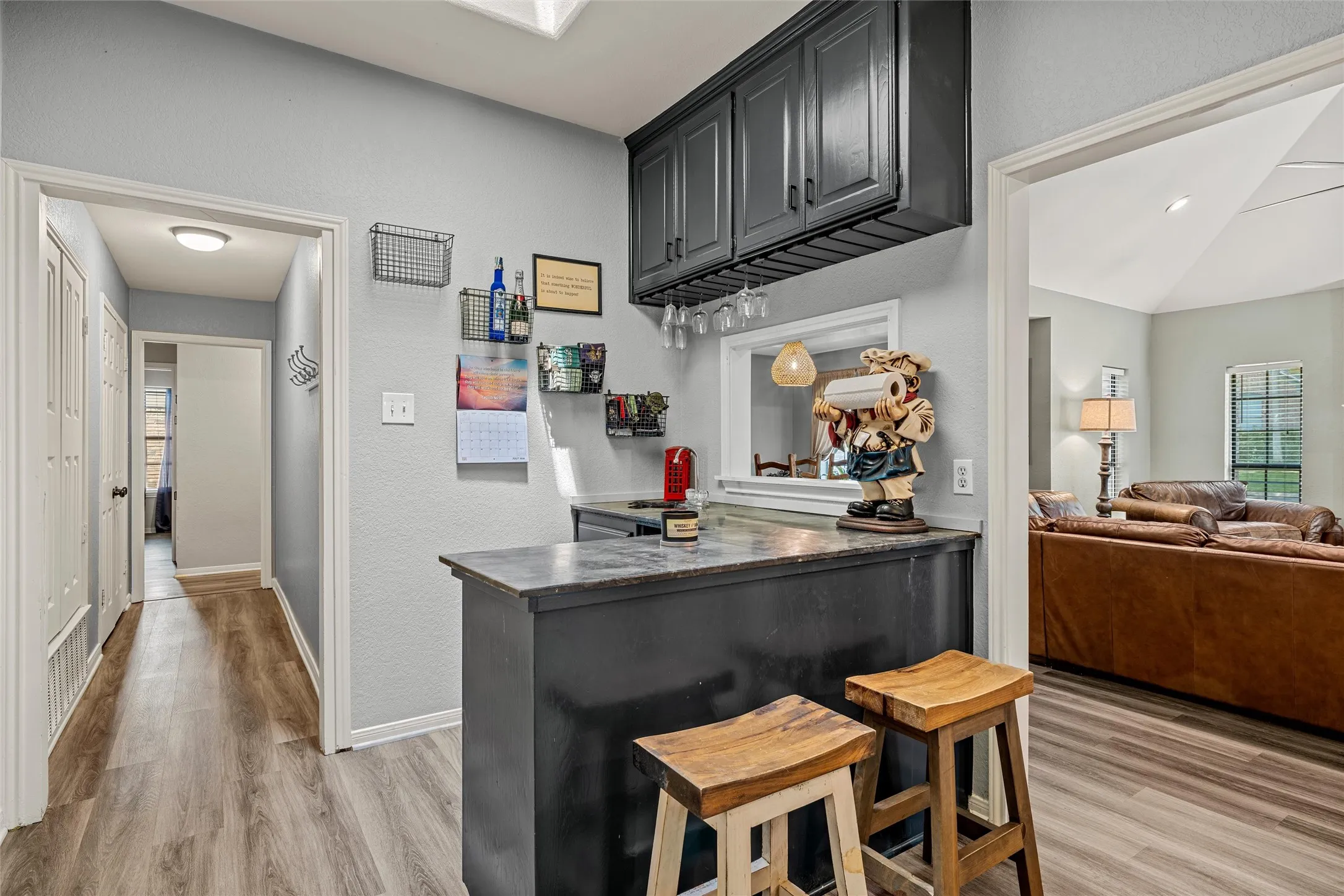 Single Family Residence For Sale in Mc Lennan County , 9605 Oak Springs Drive, Woodway, Texas 76712, 5 Bedroom, 4 Bathroom, 1 Garage spaces, 2,674 Sqft, built in 1986, mls#21349299, Real Estate Agent in Woodway, Homes For Sale in Mc Lennan county, Homes For Sale in Woodway, Realtor in Woodway Texas, Real Estate Brokerage Independent Realty Texas, Luminita Cordes Realtor