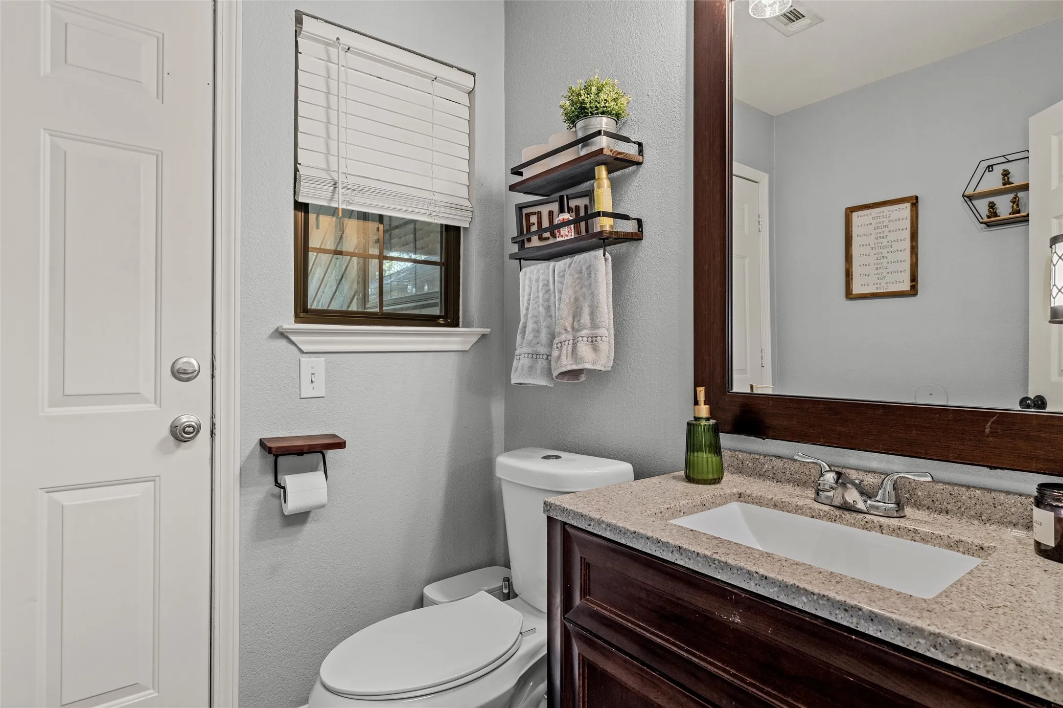 Single Family Residence For Sale in Mc Lennan County , 9605 Oak Springs Drive, Woodway, Texas 76712, 5 Bedroom, 4 Bathroom, 1 Garage spaces, 2,674 Sqft, built in 1986, mls#21349299, Real Estate Agent in Woodway, Homes For Sale in Mc Lennan county, Homes For Sale in Woodway, Realtor in Woodway Texas, Real Estate Brokerage Independent Realty Texas, Luminita Cordes Realtor