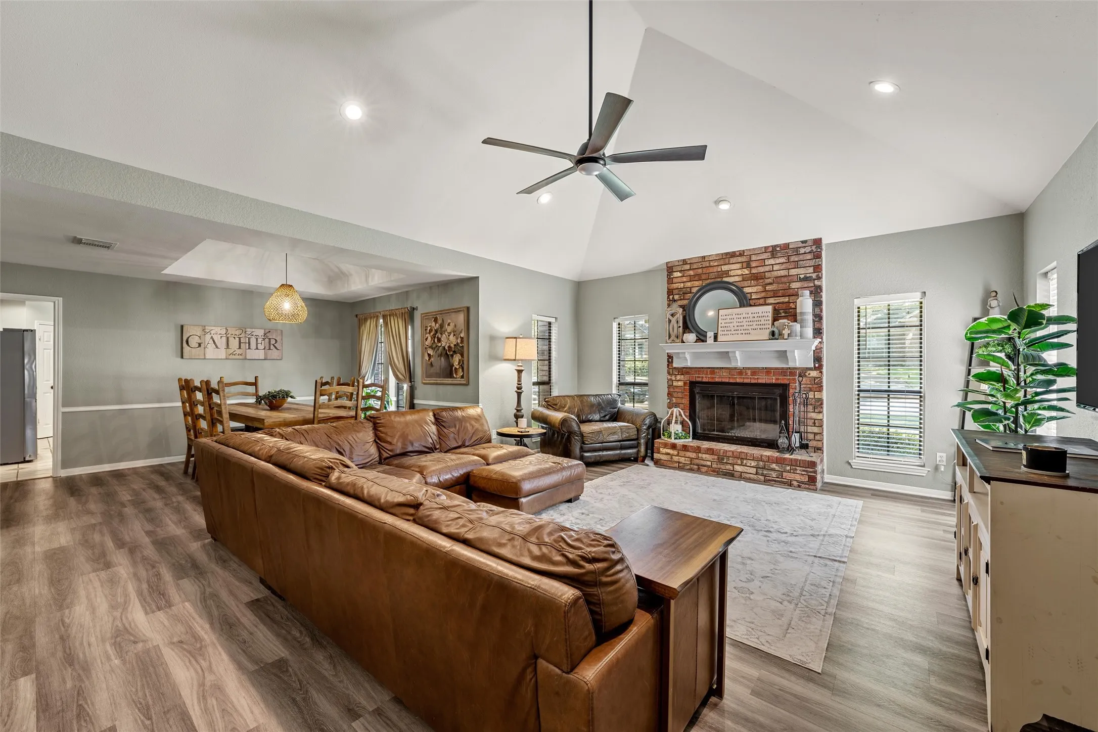 Single Family Residence For Sale in Mc Lennan County , 9605 Oak Springs Drive, Woodway, Texas 76712, 5 Bedroom, 4 Bathroom, 1 Garage spaces, 2,674 Sqft, built in 1986, mls#21349299, Real Estate Agent in Woodway, Homes For Sale in Mc Lennan county, Homes For Sale in Woodway, Realtor in Woodway Texas, Real Estate Brokerage Independent Realty Texas, Luminita Cordes Realtor