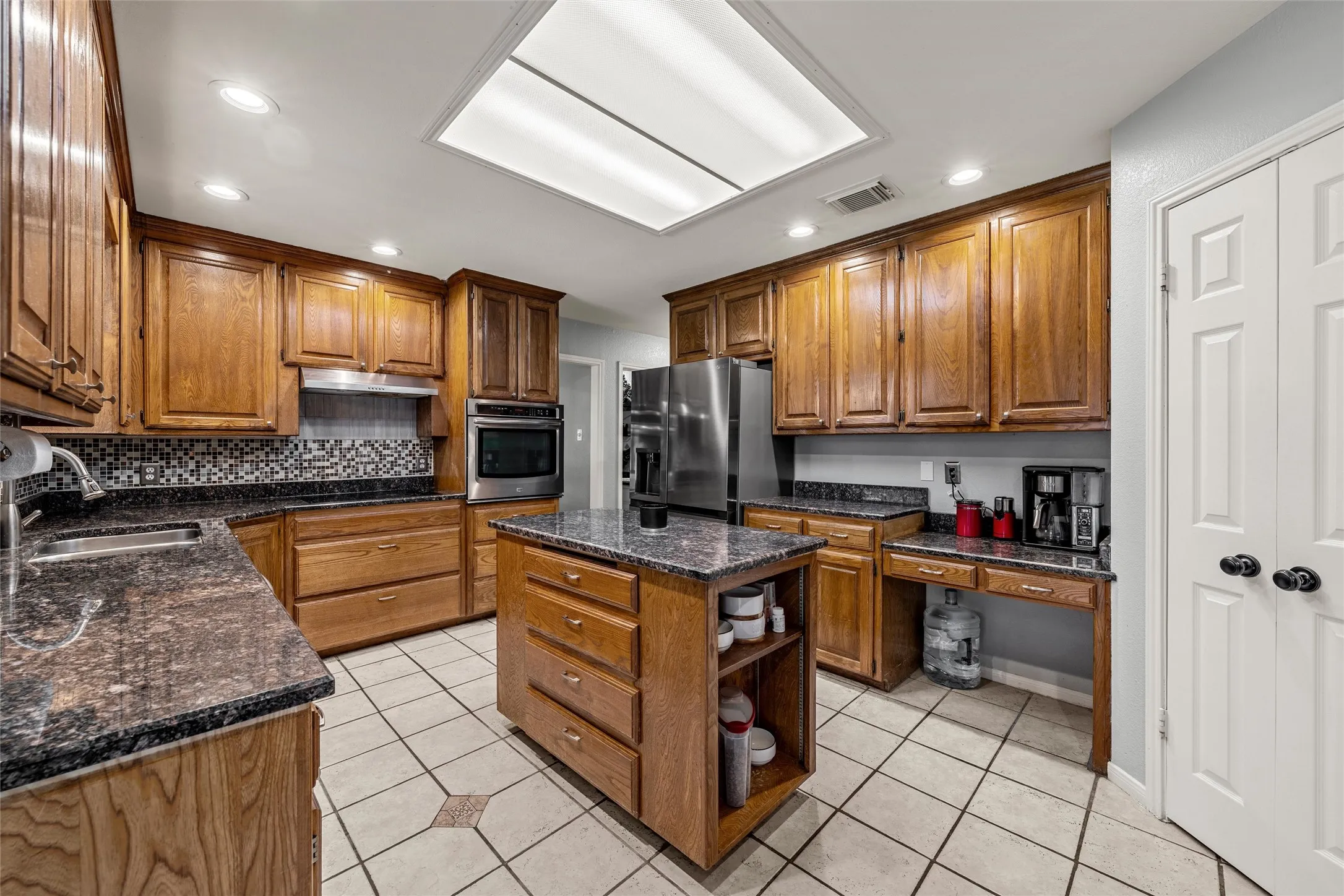 Single Family Residence For Sale in Mc Lennan County , 9605 Oak Springs Drive, Woodway, Texas 76712, 5 Bedroom, 4 Bathroom, 1 Garage spaces, 2,674 Sqft, built in 1986, mls#21349299, Real Estate Agent in Woodway, Homes For Sale in Mc Lennan county, Homes For Sale in Woodway, Realtor in Woodway Texas, Real Estate Brokerage Independent Realty Texas, Luminita Cordes Realtor