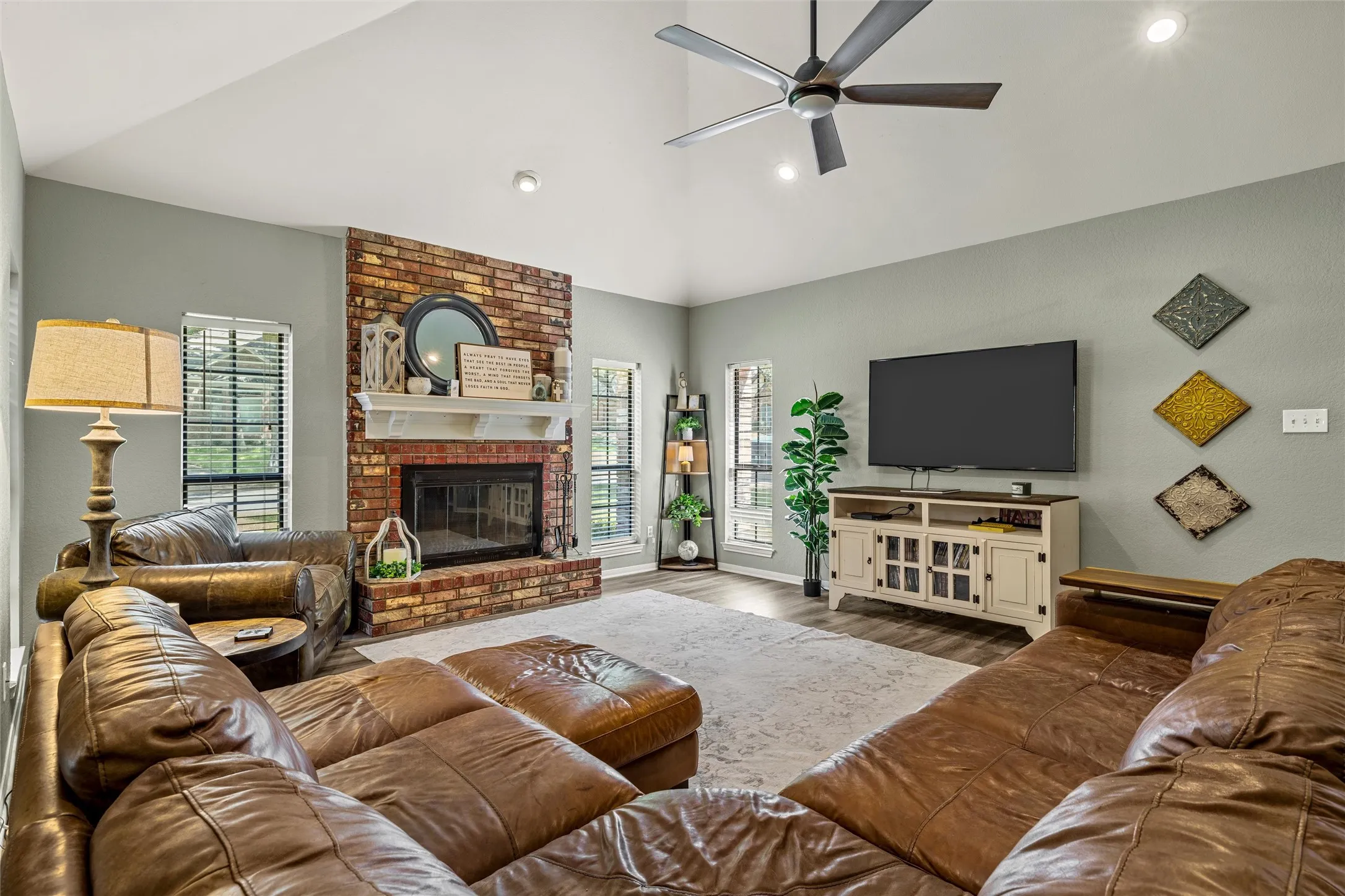 Single Family Residence For Sale in Mc Lennan County , 9605 Oak Springs Drive, Woodway, Texas 76712, 5 Bedroom, 4 Bathroom, 1 Garage spaces, 2,674 Sqft, built in 1986, mls#21349299, Real Estate Agent in Woodway, Homes For Sale in Mc Lennan county, Homes For Sale in Woodway, Realtor in Woodway Texas, Real Estate Brokerage Independent Realty Texas, Luminita Cordes Realtor