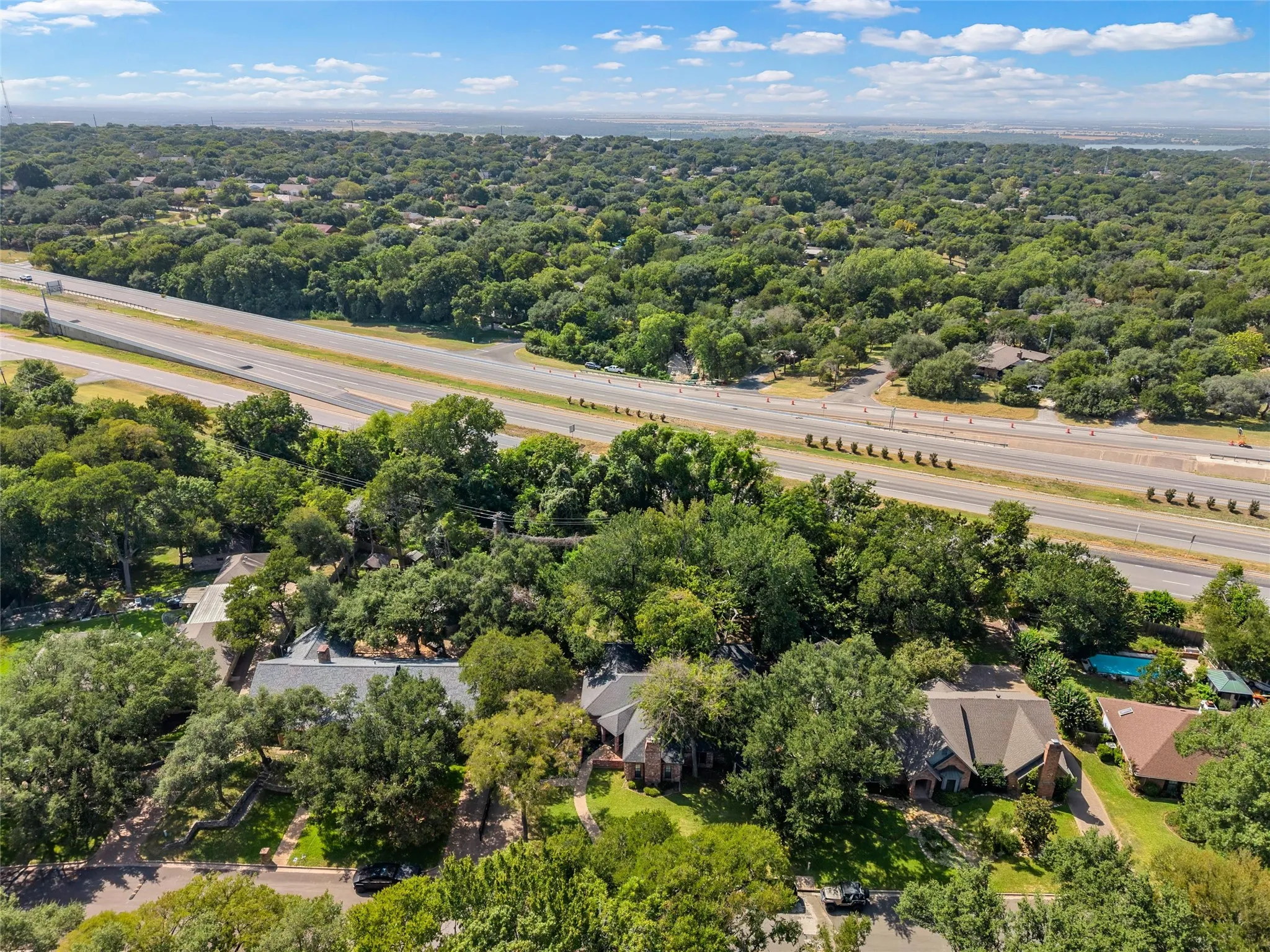 Single Family Residence For Sale in Mc Lennan County , 9605 Oak Springs Drive, Woodway, Texas 76712, 5 Bedroom, 4 Bathroom, 1 Garage spaces, 2,674 Sqft, built in 1986, mls#21349299, Real Estate Agent in Woodway, Homes For Sale in Mc Lennan county, Homes For Sale in Woodway, Realtor in Woodway Texas, Real Estate Brokerage Independent Realty Texas, Luminita Cordes Realtor