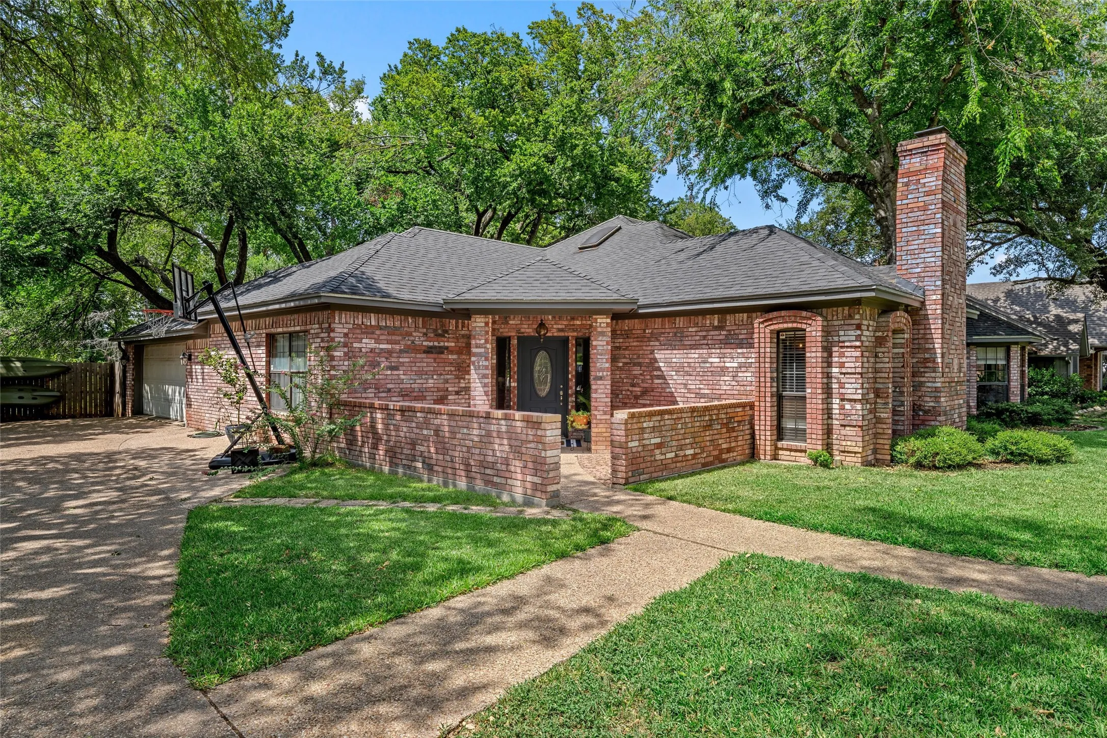 Single Family Residence For Sale in Mc Lennan County , 9605 Oak Springs Drive, Woodway, Texas 76712, 5 Bedroom, 4 Bathroom, 1 Garage spaces, 2,674 Sqft, built in 1986, mls#21349299, Real Estate Agent in Woodway, Homes For Sale in Mc Lennan county, Homes For Sale in Woodway, Realtor in Woodway Texas, Real Estate Brokerage Independent Realty Texas, Luminita Cordes Realtor