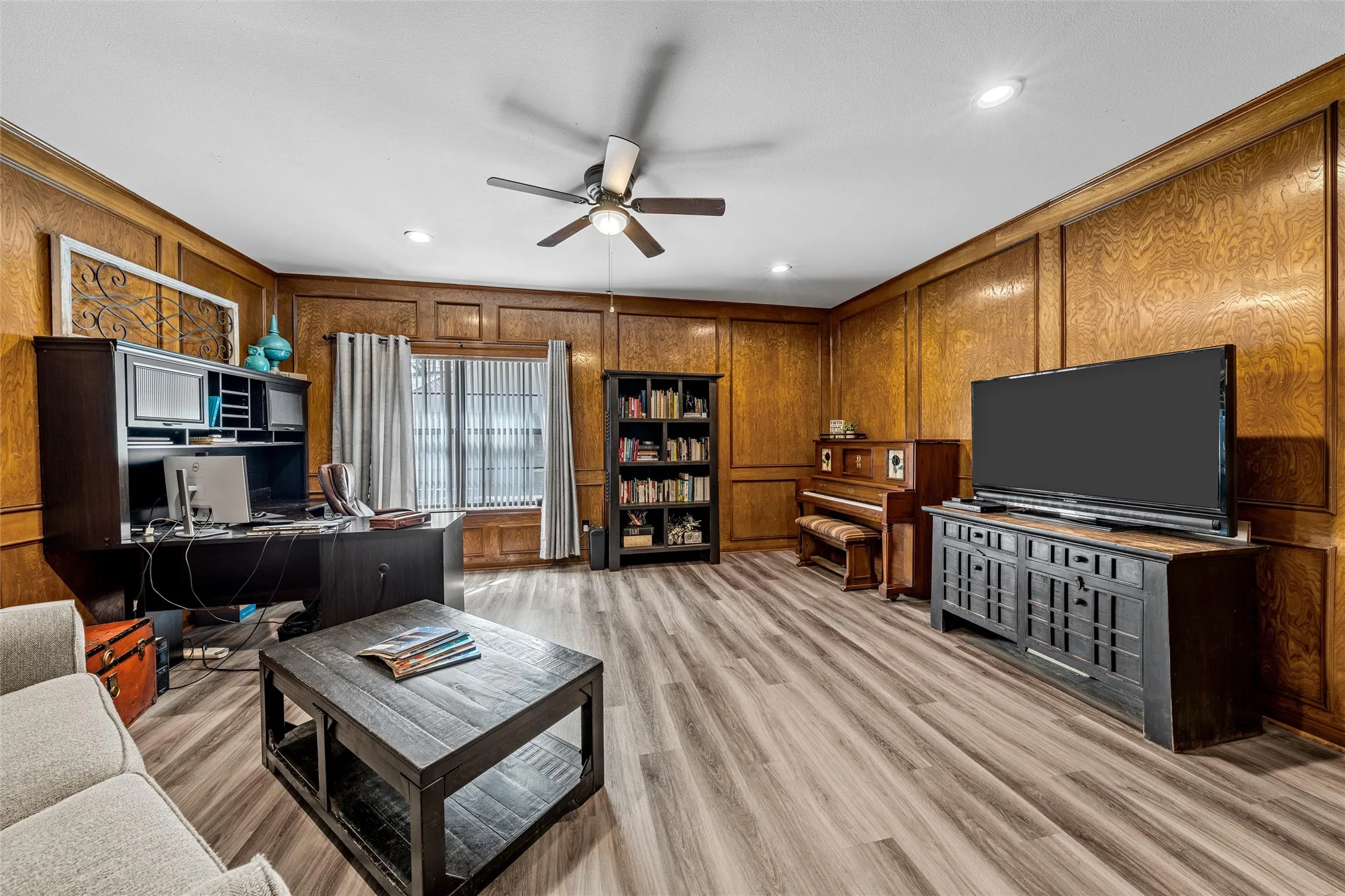Single Family Residence For Sale in Mc Lennan County , 9605 Oak Springs Drive, Woodway, Texas 76712, 5 Bedroom, 4 Bathroom, 1 Garage spaces, 2,674 Sqft, built in 1986, mls#21349299, Real Estate Agent in Woodway, Homes For Sale in Mc Lennan county, Homes For Sale in Woodway, Realtor in Woodway Texas, Real Estate Brokerage Independent Realty Texas, Luminita Cordes Realtor