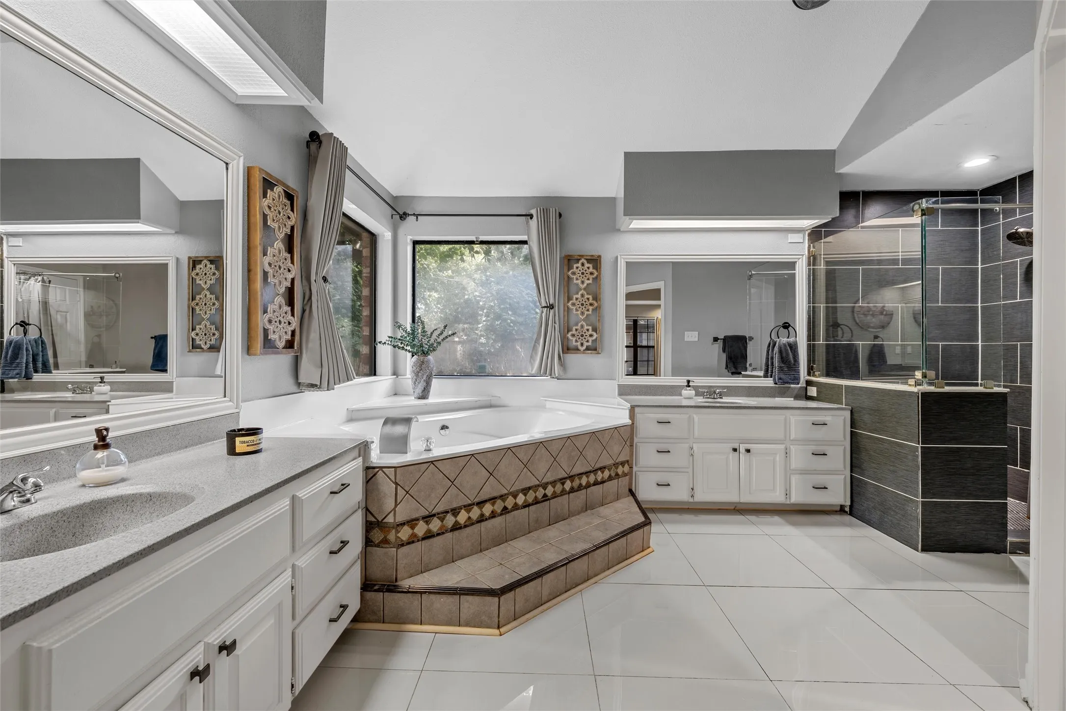 Single Family Residence For Sale in Mc Lennan County , 9605 Oak Springs Drive, Woodway, Texas 76712, 5 Bedroom, 4 Bathroom, 1 Garage spaces, 2,674 Sqft, built in 1986, mls#21349299, Real Estate Agent in Woodway, Homes For Sale in Mc Lennan county, Homes For Sale in Woodway, Realtor in Woodway Texas, Real Estate Brokerage Independent Realty Texas, Luminita Cordes Realtor