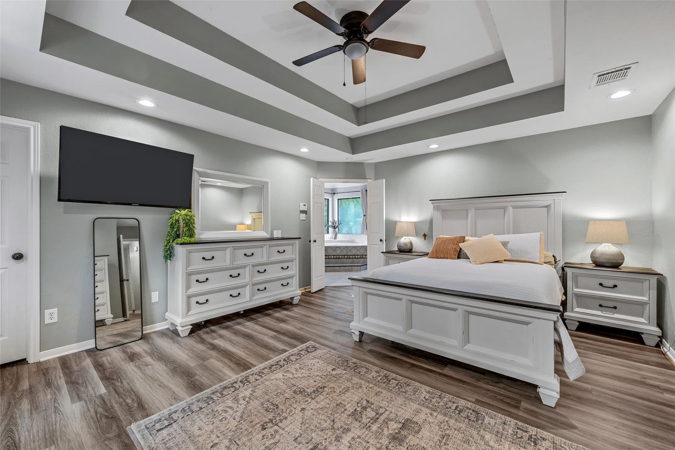 Single Family Residence For Sale in Mc Lennan County , 9605 Oak Springs Drive, Woodway, Texas 76712, 5 Bedroom, 4 Bathroom, 1 Garage spaces, 2,674 Sqft, built in 1986, mls#21349299, Real Estate Agent in Woodway, Homes For Sale in Mc Lennan county, Homes For Sale in Woodway, Realtor in Woodway Texas, Real Estate Brokerage Independent Realty Texas, Luminita Cordes Realtor