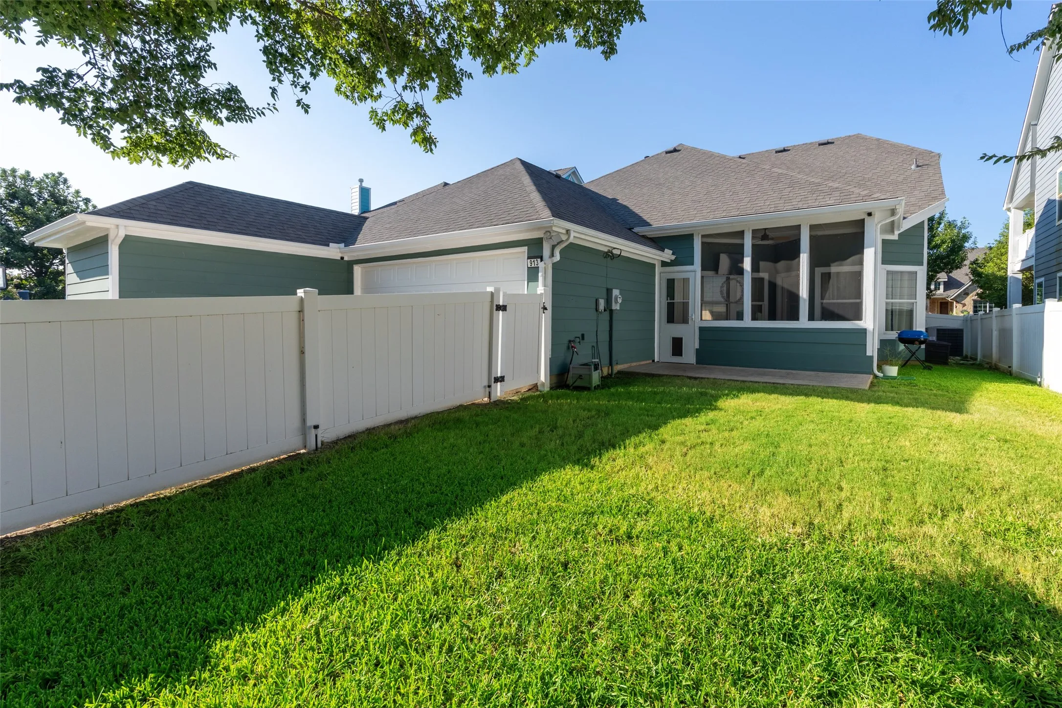 Single Family Residence For Sale in Denton County , 913 Caudle Lane, Savannah, Texas 76227, 3 Bedroom, 2 Bathroom, 2 Garage spaces, 2,379 Sqft, built in 2008, mls#21352453, Real Estate Agent in Savannah, Homes For Sale in Denton county, Homes For Sale in Savannah, Realtor in Savannah Texas, Real Estate Brokerage Independent Realty Texas, Luminita Cordes Realtor