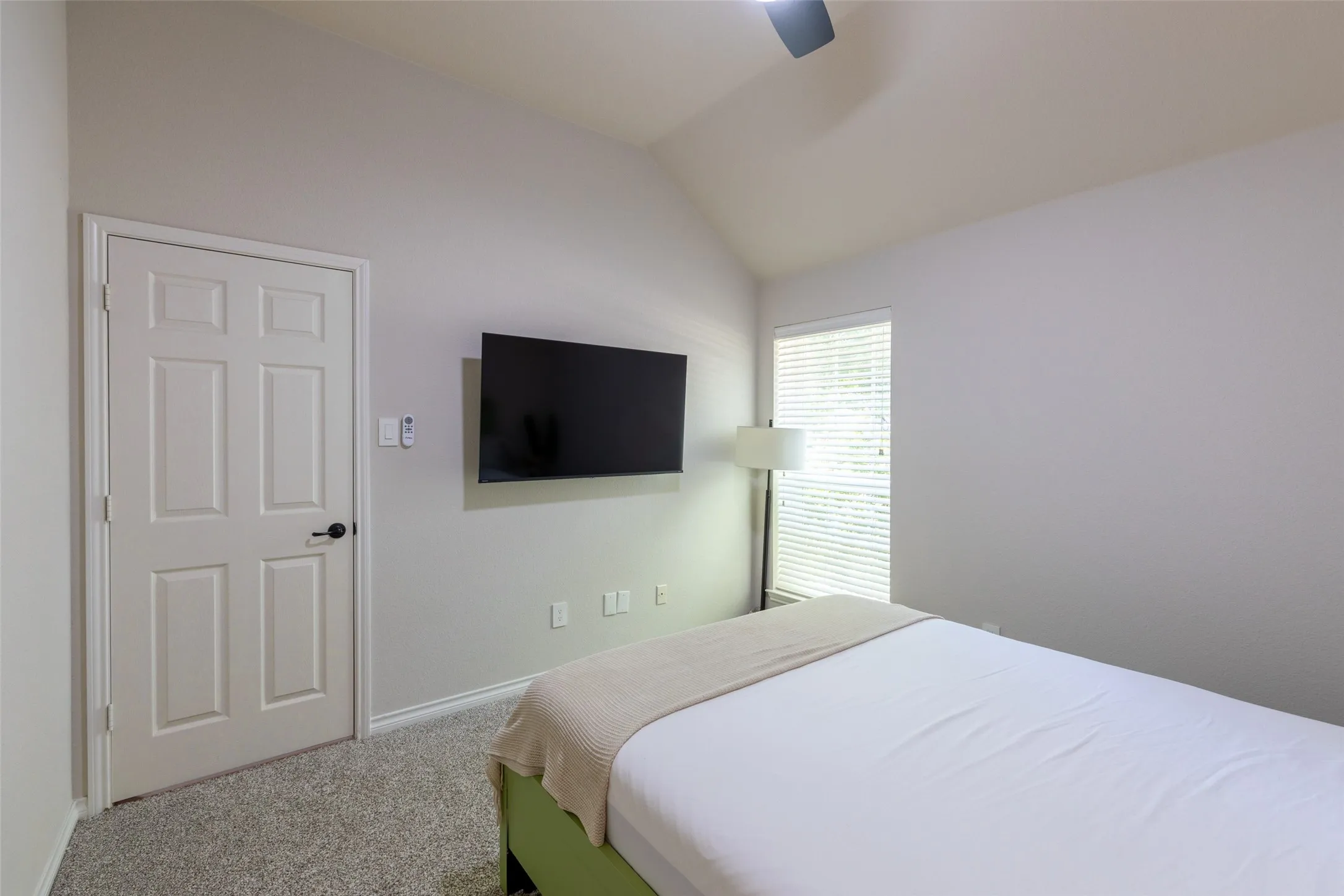 Single Family Residence For Sale in Denton County , 913 Caudle Lane, Savannah, Texas 76227, 3 Bedroom, 2 Bathroom, 2 Garage spaces, 2,379 Sqft, built in 2008, mls#21352453, Real Estate Agent in Savannah, Homes For Sale in Denton county, Homes For Sale in Savannah, Realtor in Savannah Texas, Real Estate Brokerage Independent Realty Texas, Luminita Cordes Realtor
