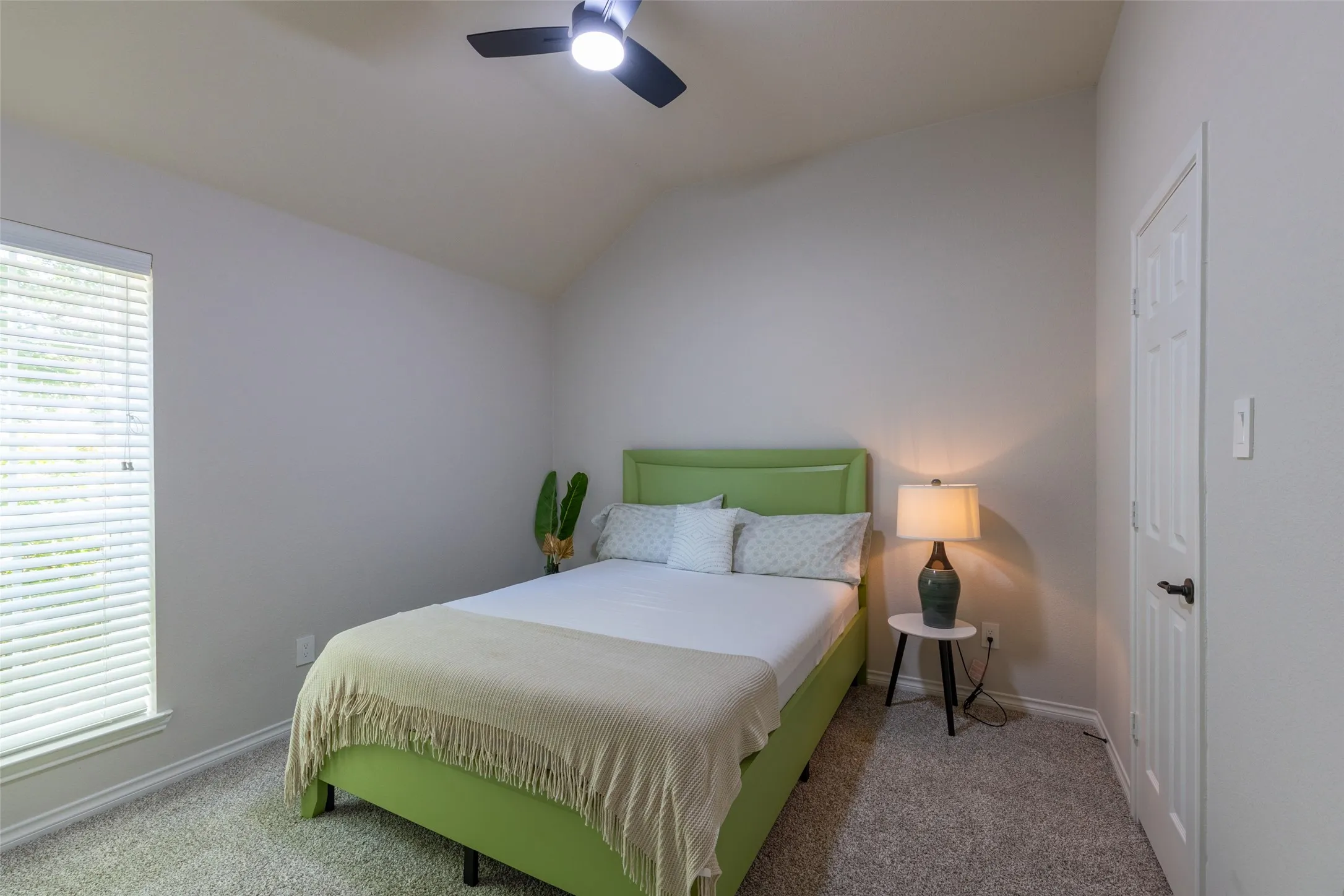 Single Family Residence For Sale in Denton County , 913 Caudle Lane, Savannah, Texas 76227, 3 Bedroom, 2 Bathroom, 2 Garage spaces, 2,379 Sqft, built in 2008, mls#21352453, Real Estate Agent in Savannah, Homes For Sale in Denton county, Homes For Sale in Savannah, Realtor in Savannah Texas, Real Estate Brokerage Independent Realty Texas, Luminita Cordes Realtor