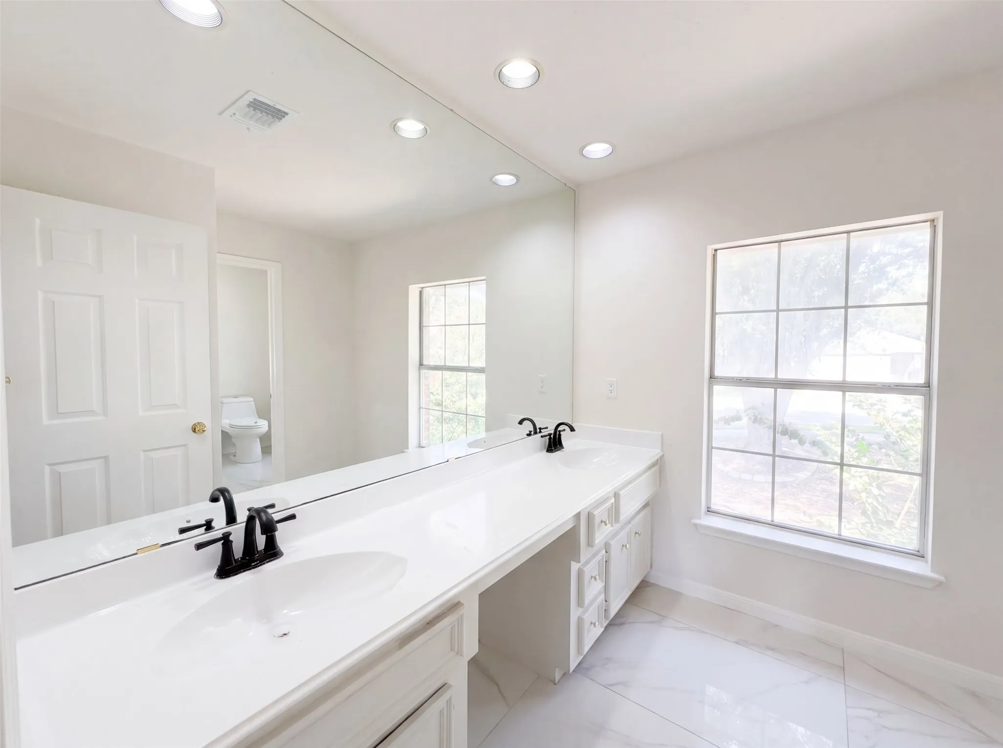 Single Family Residence For Sale in Dallas County , 1231 Jeanette Way, Carrollton, Texas 75006, 5 Bedroom, 3 Bathroom, 2 Garage spaces, 3,673 Sqft, built in 1990, mls#21353719, Real Estate Agent in Carrollton, Homes For Sale in Dallas county, Homes For Sale in Carrollton, Realtor in Carrollton Texas, Real Estate Brokerage Independent Realty Texas, Luminita Cordes Realtor