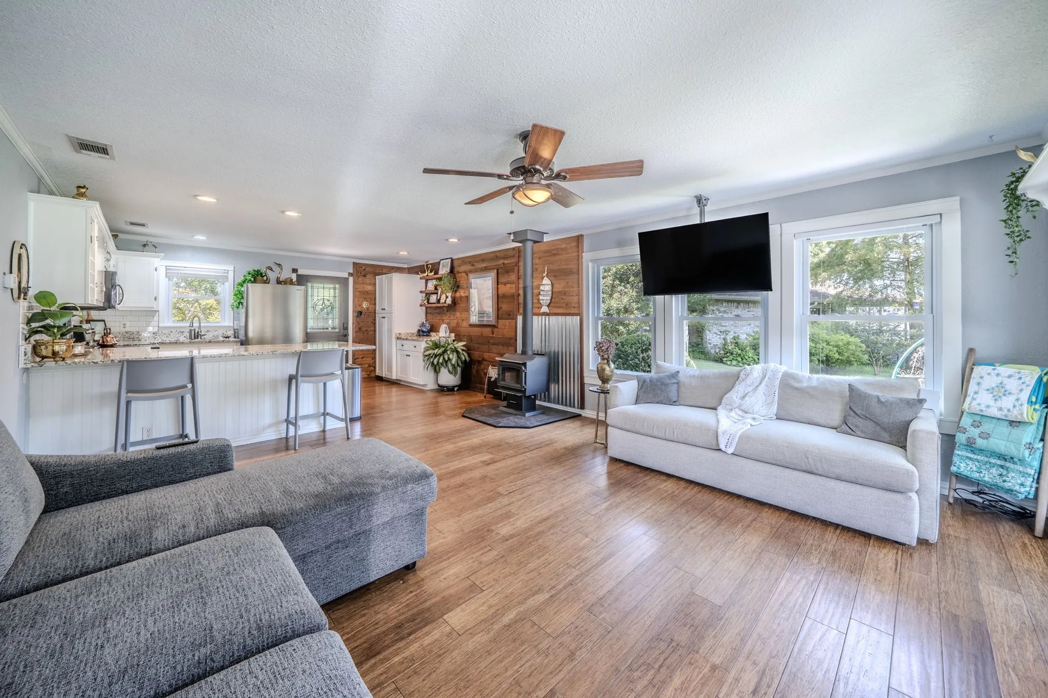 Single Family Residence For Sale in Henderson County , 114 Baywood Boulevard, Mabank, Texas 75156, 2 Bedrooms, 1 Bathroom, Garage spaces, 896 Sqft, built in 1987, Price $375,000, mls#21350393, Real Estate Agent in Mabank, Homes For Sale in Henderson county, Homes For Sale in Mabank, Realtor in Mabank Texas, Real Estate Brokerage Independent Realty Texas, Luminita Cordes Realtor