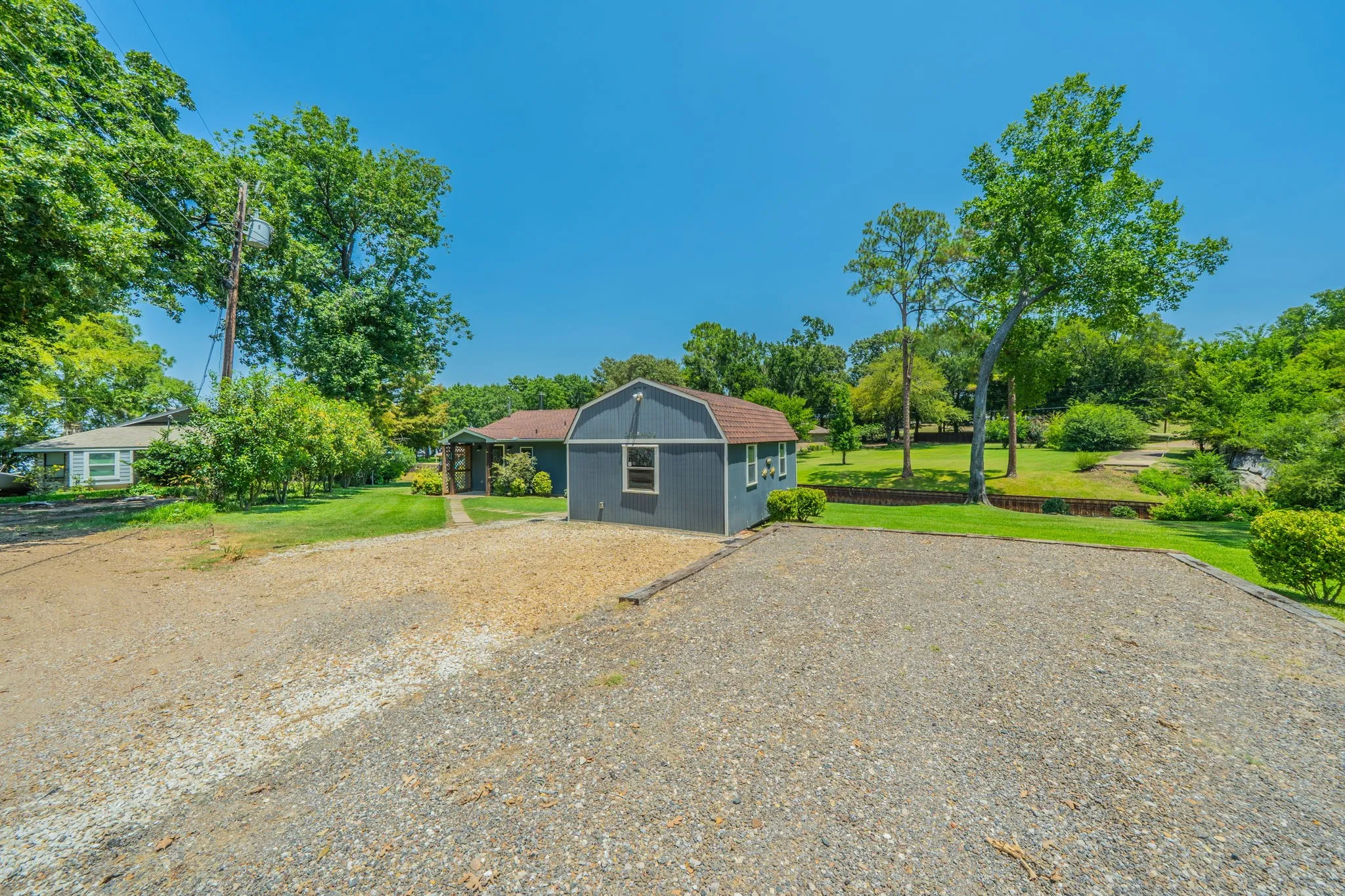Single Family Residence For Sale in Henderson County , 114 Baywood Boulevard, Mabank, Texas 75156, 2 Bedrooms, 1 Bathroom, Garage spaces, 896 Sqft, built in 1987, Price $375,000, mls#21350393, Real Estate Agent in Mabank, Homes For Sale in Henderson county, Homes For Sale in Mabank, Realtor in Mabank Texas, Real Estate Brokerage Independent Realty Texas, Luminita Cordes Realtor