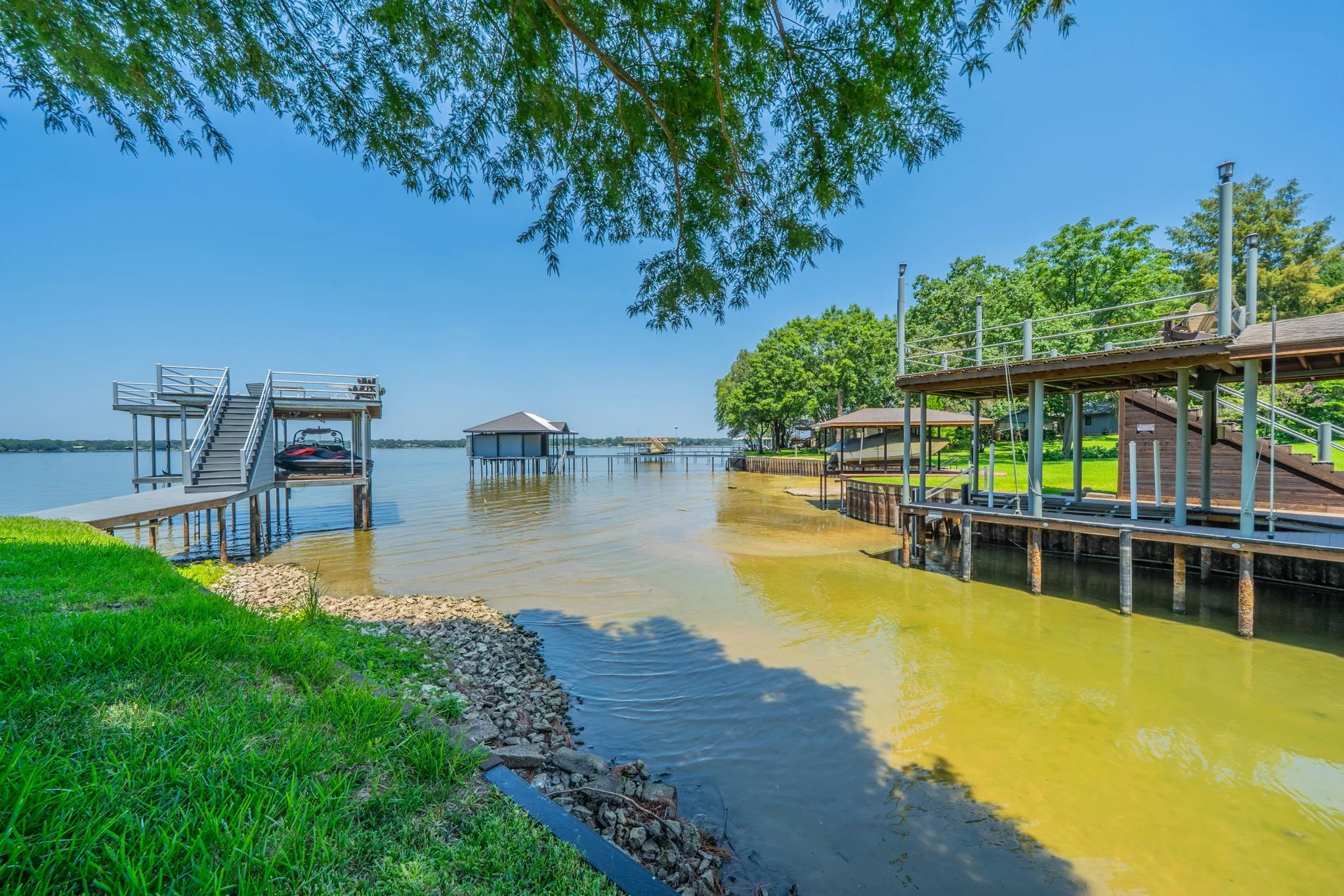 Single Family Residence For Sale in Henderson County , 114 Baywood Boulevard, Mabank, Texas 75156, 2 Bedrooms, 1 Bathroom, Garage spaces, 896 Sqft, built in 1987, Price $375,000, mls#21350393, Real Estate Agent in Mabank, Homes For Sale in Henderson county, Homes For Sale in Mabank, Realtor in Mabank Texas, Real Estate Brokerage Independent Realty Texas, Luminita Cordes Realtor