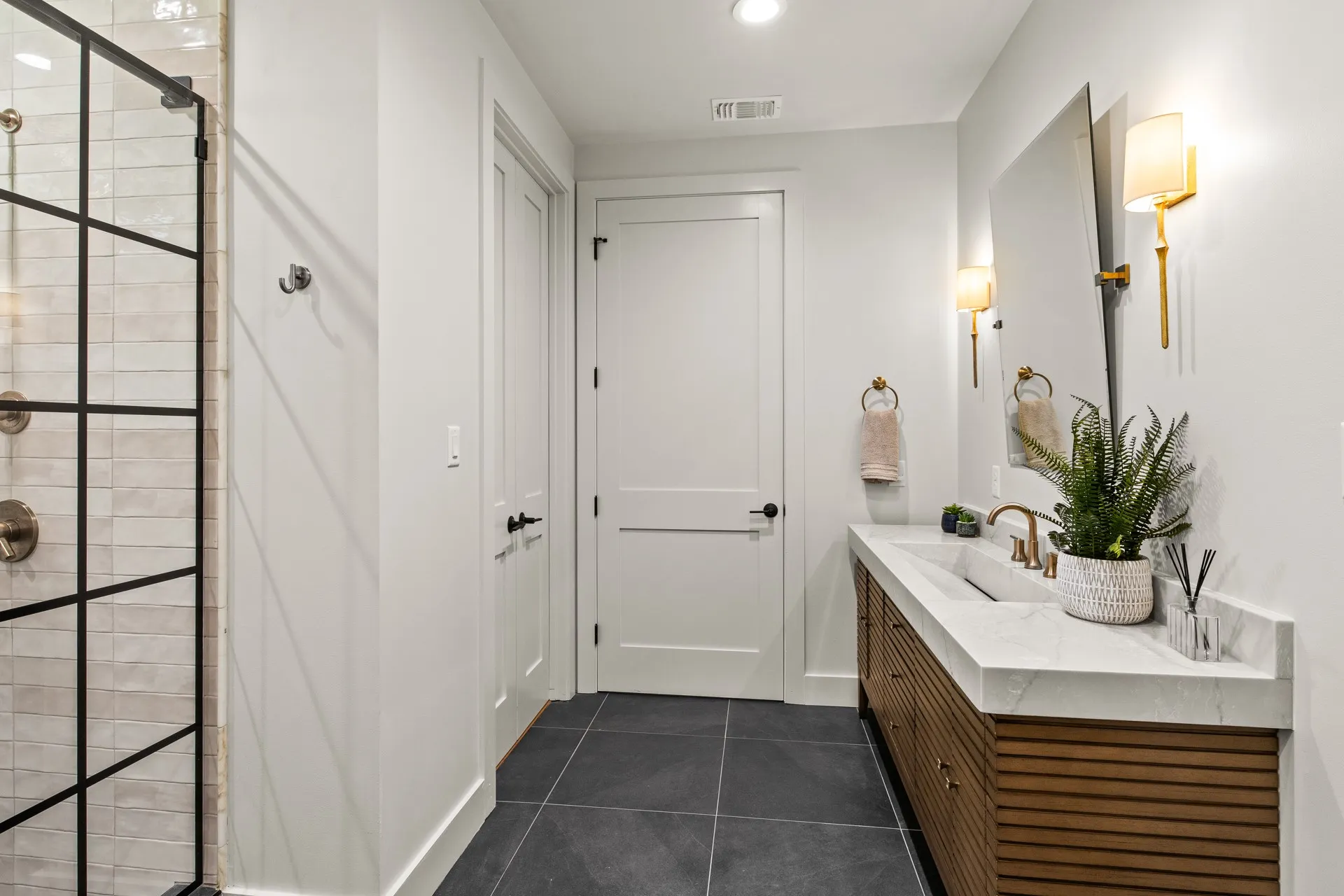 Single Family Residence For Sale in Franklin (TX) County , 79 Waters Edge Lane, Scroggins, Texas 75480, 5 Bedrooms, 6 Bathrooms, 2 Garage spaces, 3,492 Sqft, built in 2022, Price $1,560,000, mls#21352318, Real Estate Agent in Scroggins, Homes For Sale in Franklin (TX) county, Homes For Sale in Scroggins, Realtor in Scroggins Texas, Real Estate Brokerage Independent Realty Texas, Luminita Cordes Realtor