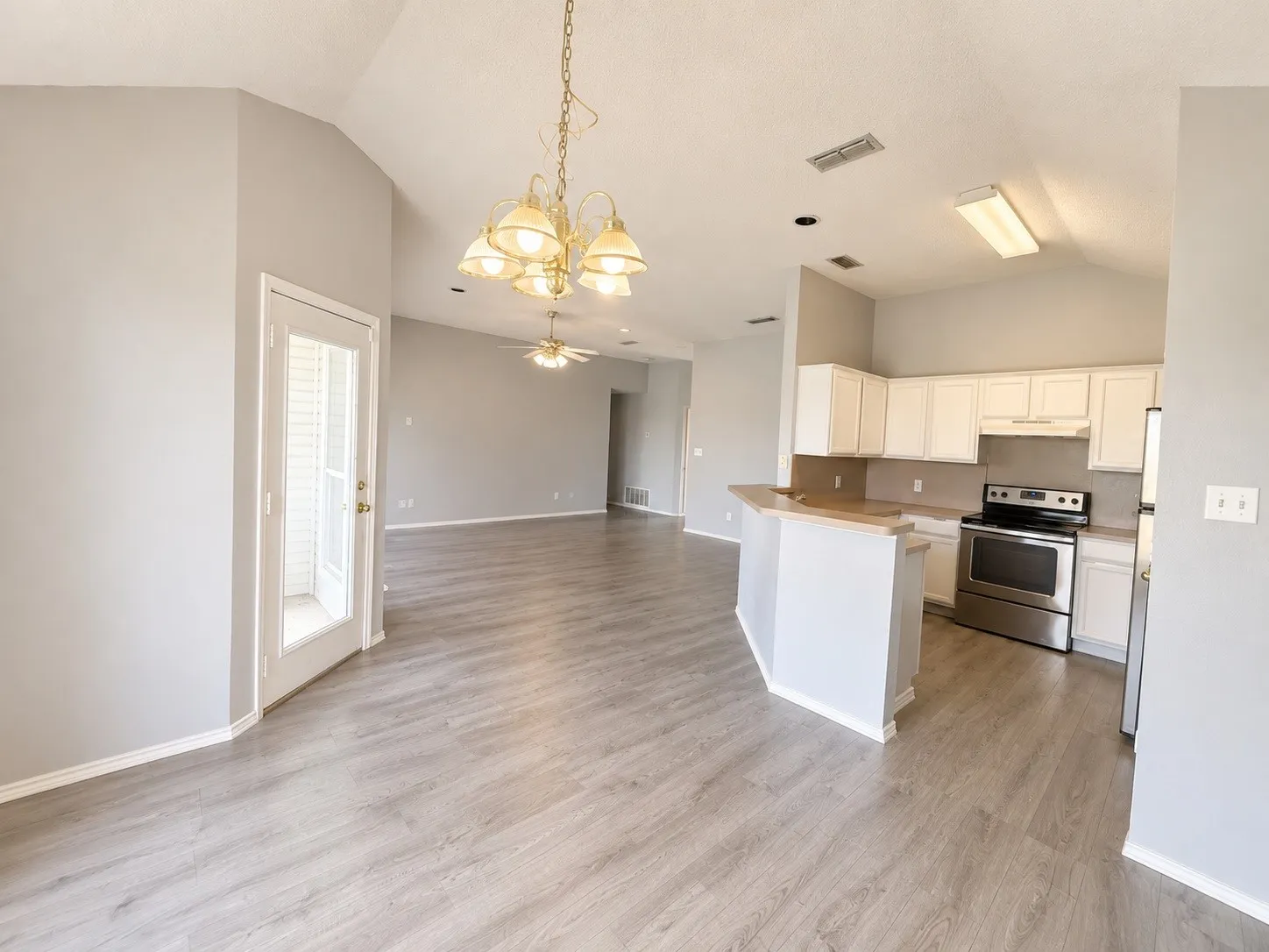 Single Family Residence For Rent in Tarrant County , 1817 Canterbury Circle, Fort Worth, Texas 76112, 3 Bedroom, 2 Bathroom, 2 Garage spaces, 1,551 Sqft, built in 1999, mls#21353726, Real Estate Agent in Fort Worth, Homes For Rent in Tarrant county, Homes For Rent in Fort Worth, Realtor in Fort Worth Texas, Real Estate Brokerage Independent Realty Texas, Luminita Cordes Realtor