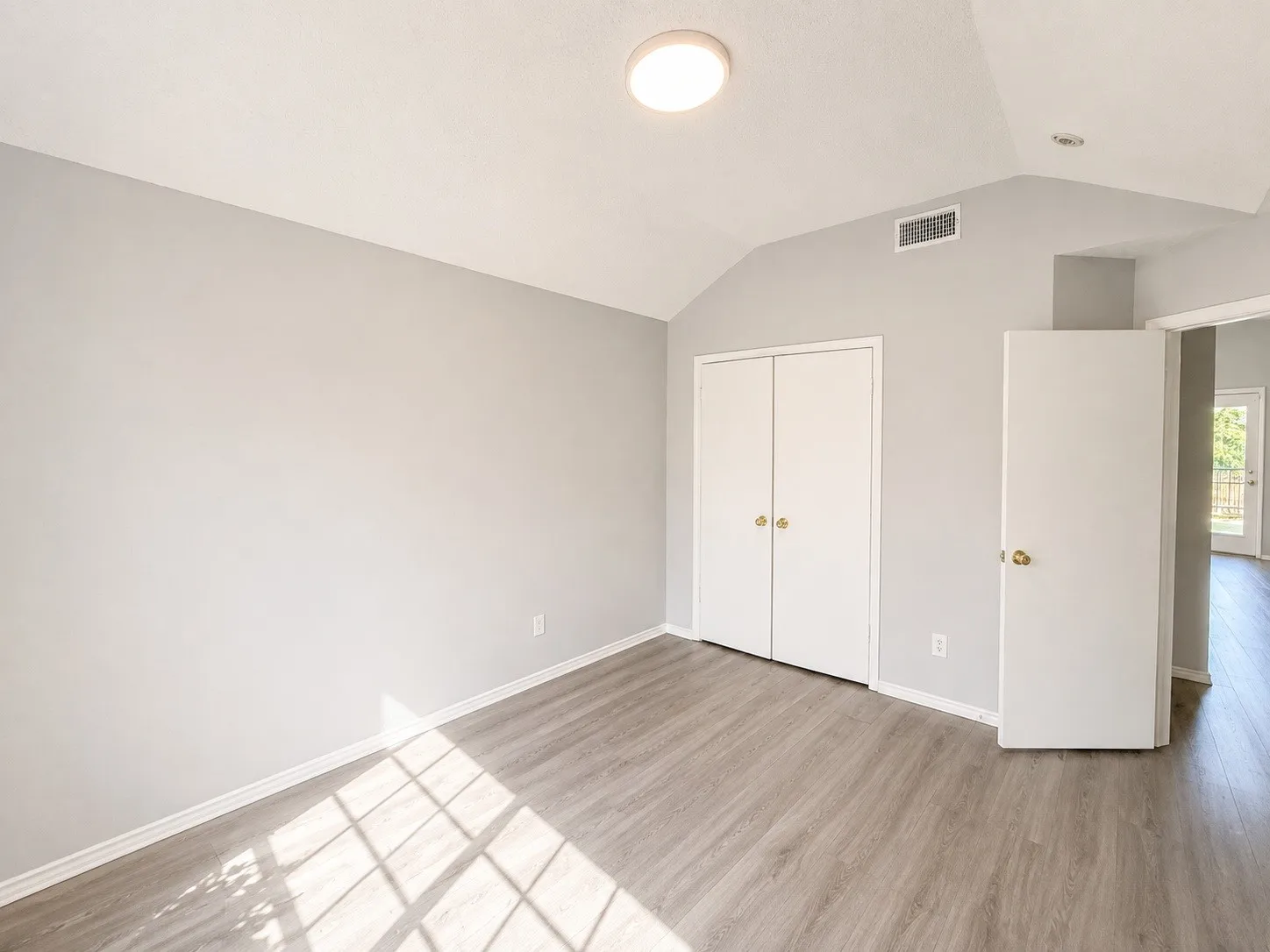 Single Family Residence For Rent in Tarrant County , 1817 Canterbury Circle, Fort Worth, Texas 76112, 3 Bedroom, 2 Bathroom, 2 Garage spaces, 1,551 Sqft, built in 1999, mls#21353726, Real Estate Agent in Fort Worth, Homes For Rent in Tarrant county, Homes For Rent in Fort Worth, Realtor in Fort Worth Texas, Real Estate Brokerage Independent Realty Texas, Luminita Cordes Realtor