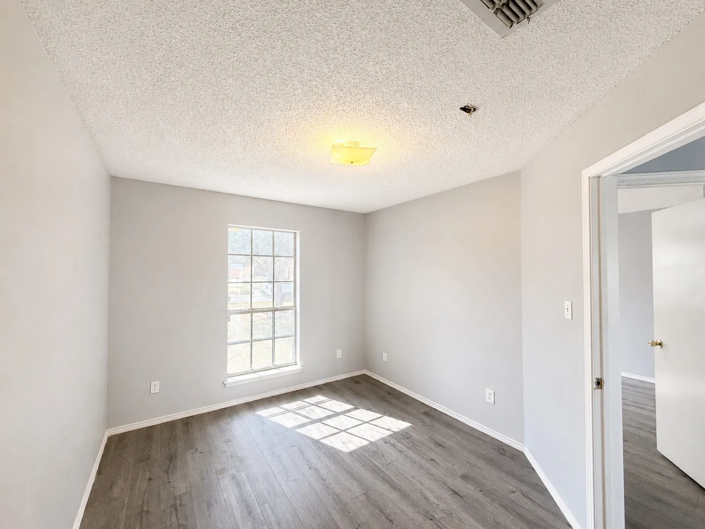 Single Family Residence For Rent in Tarrant County , 1817 Canterbury Circle, Fort Worth, Texas 76112, 3 Bedroom, 2 Bathroom, 2 Garage spaces, 1,551 Sqft, built in 1999, mls#21353726, Real Estate Agent in Fort Worth, Homes For Rent in Tarrant county, Homes For Rent in Fort Worth, Realtor in Fort Worth Texas, Real Estate Brokerage Independent Realty Texas, Luminita Cordes Realtor