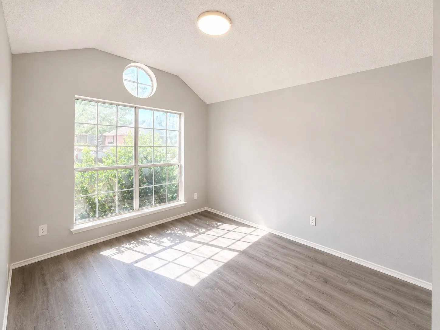Single Family Residence For Rent in Tarrant County , 1817 Canterbury Circle, Fort Worth, Texas 76112, 3 Bedroom, 2 Bathroom, 2 Garage spaces, 1,551 Sqft, built in 1999, mls#21353726, Real Estate Agent in Fort Worth, Homes For Rent in Tarrant county, Homes For Rent in Fort Worth, Realtor in Fort Worth Texas, Real Estate Brokerage Independent Realty Texas, Luminita Cordes Realtor
