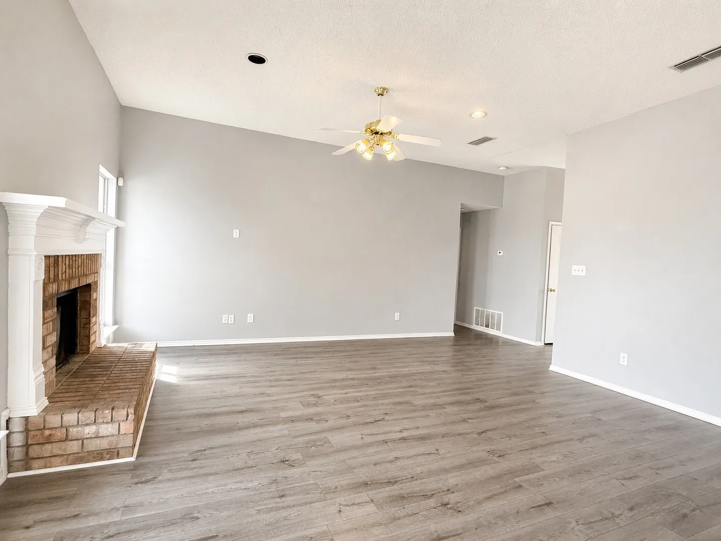 Single Family Residence For Rent in Tarrant County , 1817 Canterbury Circle, Fort Worth, Texas 76112, 3 Bedroom, 2 Bathroom, 2 Garage spaces, 1,551 Sqft, built in 1999, mls#21353726, Real Estate Agent in Fort Worth, Homes For Rent in Tarrant county, Homes For Rent in Fort Worth, Realtor in Fort Worth Texas, Real Estate Brokerage Independent Realty Texas, Luminita Cordes Realtor
