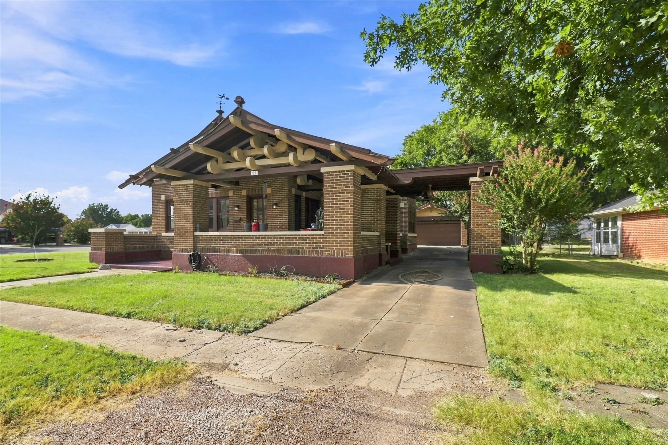 Single Family Residence For Sale in Fannin County , 701 Pecan Street, Honey Grove, Texas 75446, 2 Bedrooms, 2 Bathrooms, 2 Garage spaces, 1,946 Sqft, built in 1918, Price $259,999, mls#21350905, Real Estate Agent in Honey Grove, Homes For Sale in Fannin county, Homes For Sale in Honey Grove, Realtor in Honey Grove Texas, Real Estate Brokerage Independent Realty Texas, Luminita Cordes Realtor