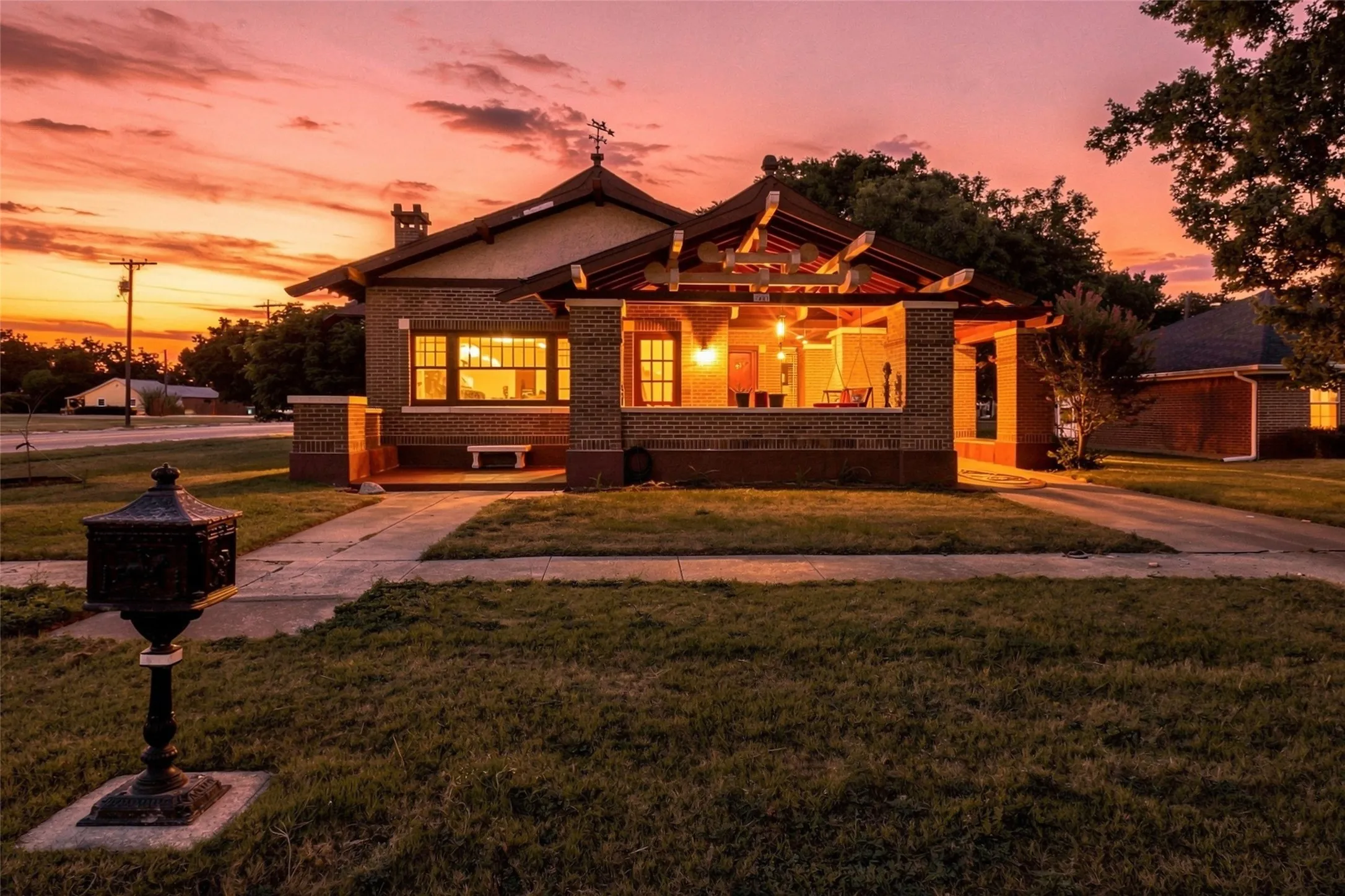 Single Family Residence For Sale in Fannin County , 701 Pecan Street, Honey Grove, Texas 75446, 2 Bedrooms, 2 Bathrooms, 2 Garage spaces, 1,946 Sqft, built in 1918, Price $259,999, mls#21350905, Real Estate Agent in Honey Grove, Homes For Sale in Fannin county, Homes For Sale in Honey Grove, Realtor in Honey Grove Texas, Real Estate Brokerage Independent Realty Texas, Luminita Cordes Realtor