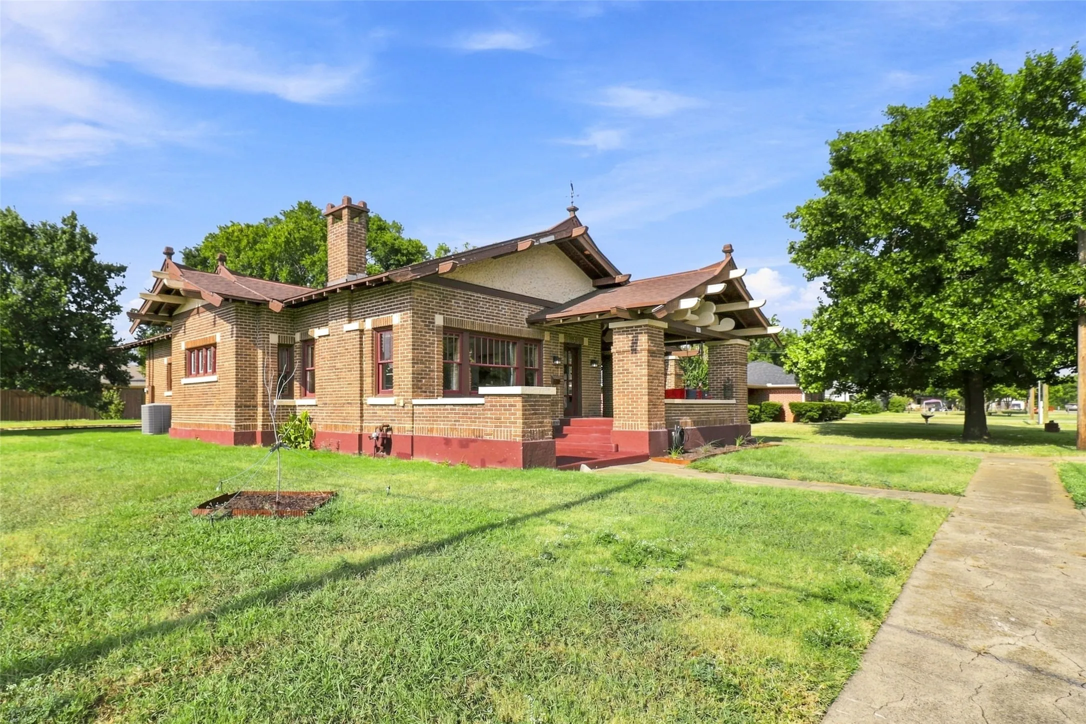 Single Family Residence For Sale in Fannin County , 701 Pecan Street, Honey Grove, Texas 75446, 2 Bedrooms, 2 Bathrooms, 2 Garage spaces, 1,946 Sqft, built in 1918, Price $259,999, mls#21350905, Real Estate Agent in Honey Grove, Homes For Sale in Fannin county, Homes For Sale in Honey Grove, Realtor in Honey Grove Texas, Real Estate Brokerage Independent Realty Texas, Luminita Cordes Realtor