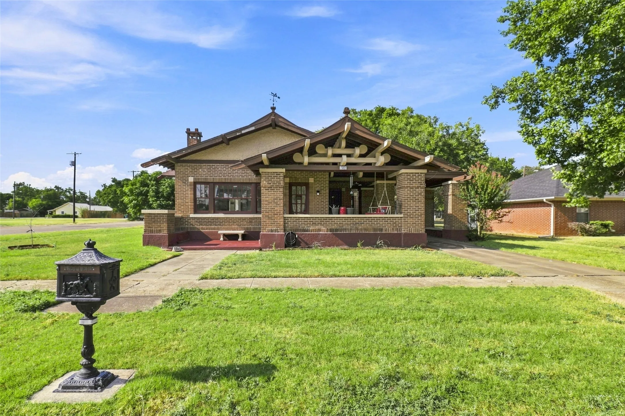 Single Family Residence For Sale in Fannin County , 701 Pecan Street, Honey Grove, Texas 75446, 2 Bedrooms, 2 Bathrooms, 2 Garage spaces, 1,946 Sqft, built in 1918, Price $259,999, mls#21350905, Real Estate Agent in Honey Grove, Homes For Sale in Fannin county, Homes For Sale in Honey Grove, Realtor in Honey Grove Texas, Real Estate Brokerage Independent Realty Texas, Luminita Cordes Realtor