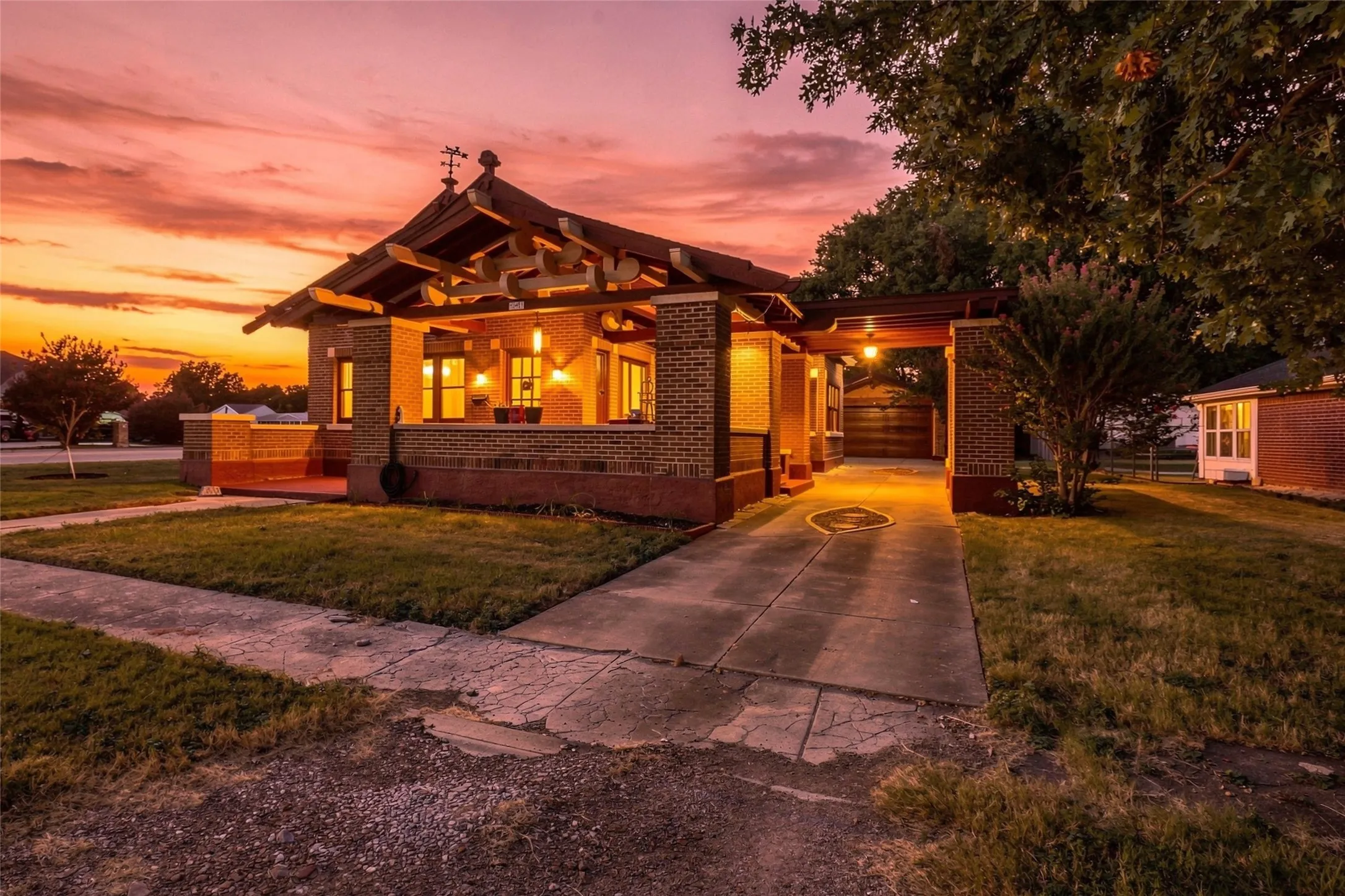 Single Family Residence For Sale in Fannin County , 701 Pecan Street, Honey Grove, Texas 75446, 2 Bedrooms, 2 Bathrooms, 2 Garage spaces, 1,946 Sqft, built in 1918, Price $259,999, mls#21350905, Real Estate Agent in Honey Grove, Homes For Sale in Fannin county, Homes For Sale in Honey Grove, Realtor in Honey Grove Texas, Real Estate Brokerage Independent Realty Texas, Luminita Cordes Realtor