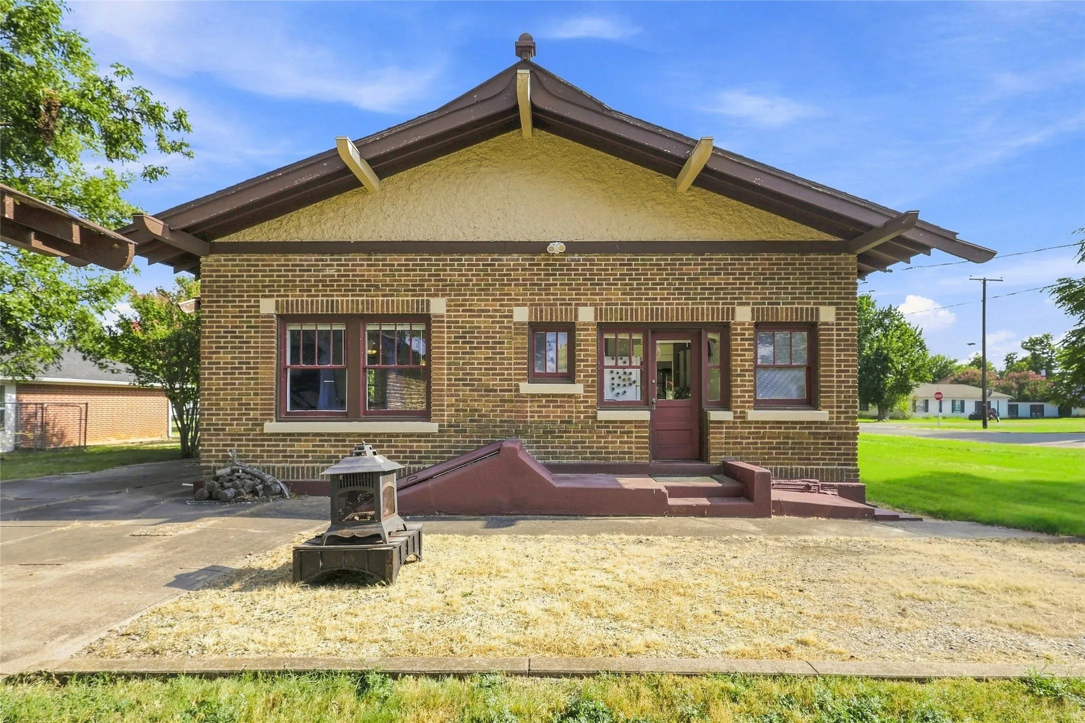 Single Family Residence For Sale in Fannin County , 701 Pecan Street, Honey Grove, Texas 75446, 2 Bedrooms, 2 Bathrooms, 2 Garage spaces, 1,946 Sqft, built in 1918, Price $259,999, mls#21350905, Real Estate Agent in Honey Grove, Homes For Sale in Fannin county, Homes For Sale in Honey Grove, Realtor in Honey Grove Texas, Real Estate Brokerage Independent Realty Texas, Luminita Cordes Realtor