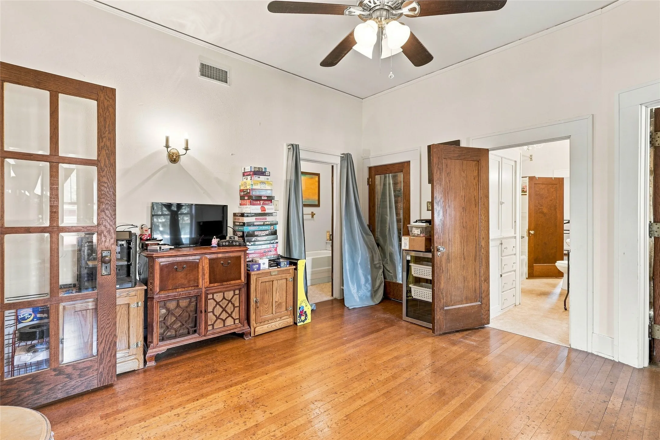 Single Family Residence For Sale in Fannin County , 701 Pecan Street, Honey Grove, Texas 75446, 2 Bedrooms, 2 Bathrooms, 2 Garage spaces, 1,946 Sqft, built in 1918, Price $259,999, mls#21350905, Real Estate Agent in Honey Grove, Homes For Sale in Fannin county, Homes For Sale in Honey Grove, Realtor in Honey Grove Texas, Real Estate Brokerage Independent Realty Texas, Luminita Cordes Realtor