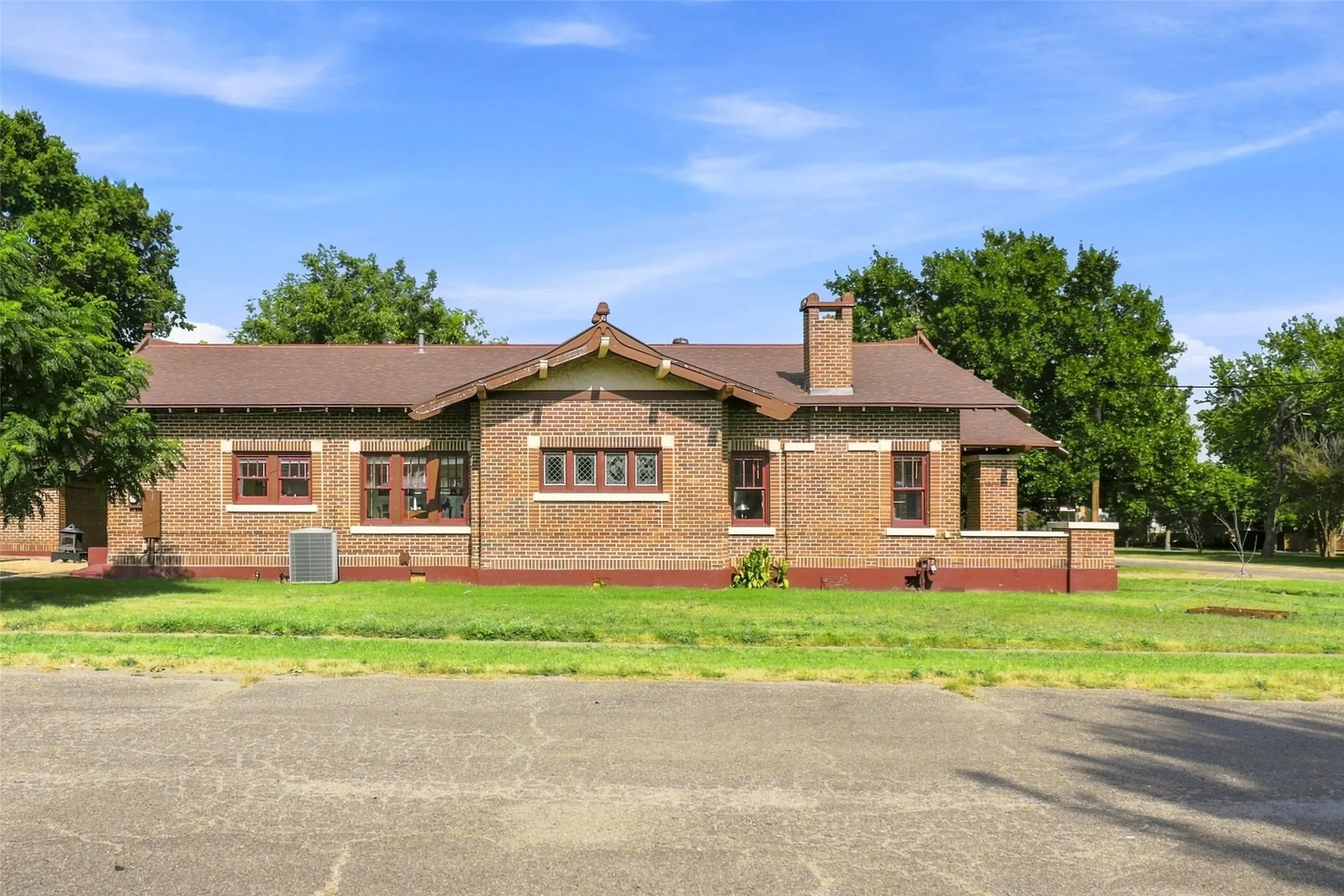 Single Family Residence For Sale in Fannin County , 701 Pecan Street, Honey Grove, Texas 75446, 2 Bedrooms, 2 Bathrooms, 2 Garage spaces, 1,946 Sqft, built in 1918, Price $259,999, mls#21350905, Real Estate Agent in Honey Grove, Homes For Sale in Fannin county, Homes For Sale in Honey Grove, Realtor in Honey Grove Texas, Real Estate Brokerage Independent Realty Texas, Luminita Cordes Realtor