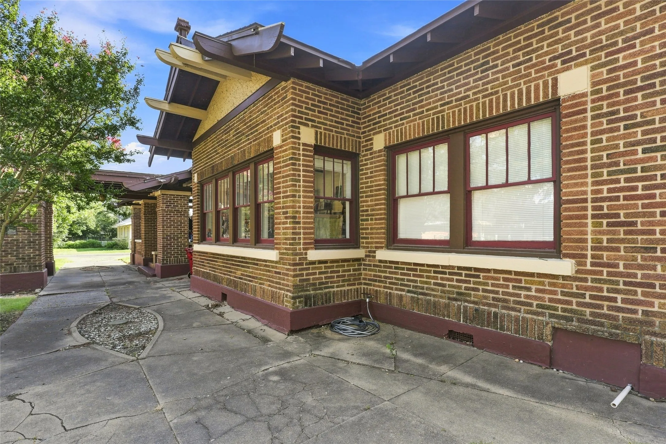 Single Family Residence For Sale in Fannin County , 701 Pecan Street, Honey Grove, Texas 75446, 2 Bedrooms, 2 Bathrooms, 2 Garage spaces, 1,946 Sqft, built in 1918, Price $259,999, mls#21350905, Real Estate Agent in Honey Grove, Homes For Sale in Fannin county, Homes For Sale in Honey Grove, Realtor in Honey Grove Texas, Real Estate Brokerage Independent Realty Texas, Luminita Cordes Realtor