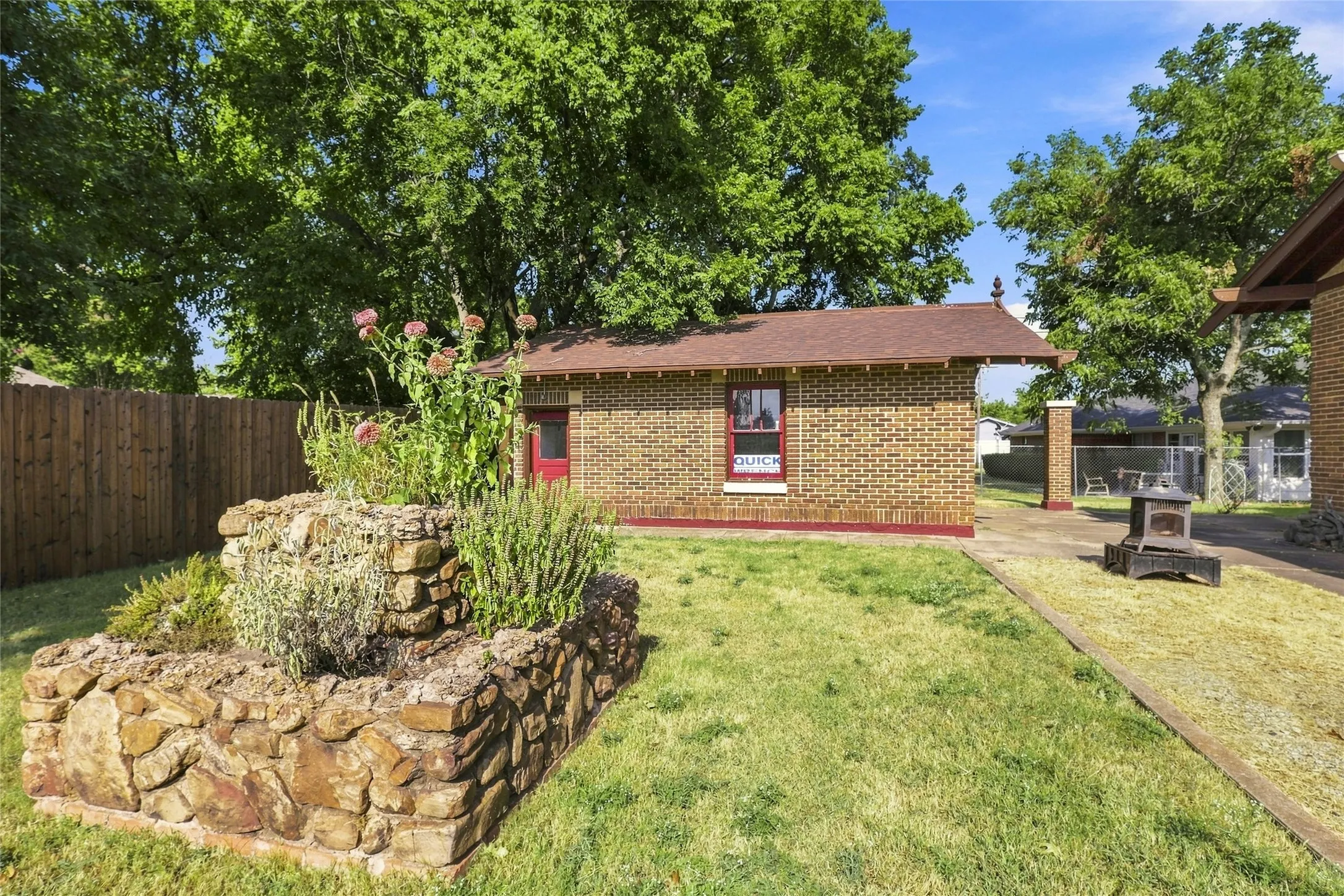 Single Family Residence For Sale in Fannin County , 701 Pecan Street, Honey Grove, Texas 75446, 2 Bedrooms, 2 Bathrooms, 2 Garage spaces, 1,946 Sqft, built in 1918, Price $259,999, mls#21350905, Real Estate Agent in Honey Grove, Homes For Sale in Fannin county, Homes For Sale in Honey Grove, Realtor in Honey Grove Texas, Real Estate Brokerage Independent Realty Texas, Luminita Cordes Realtor