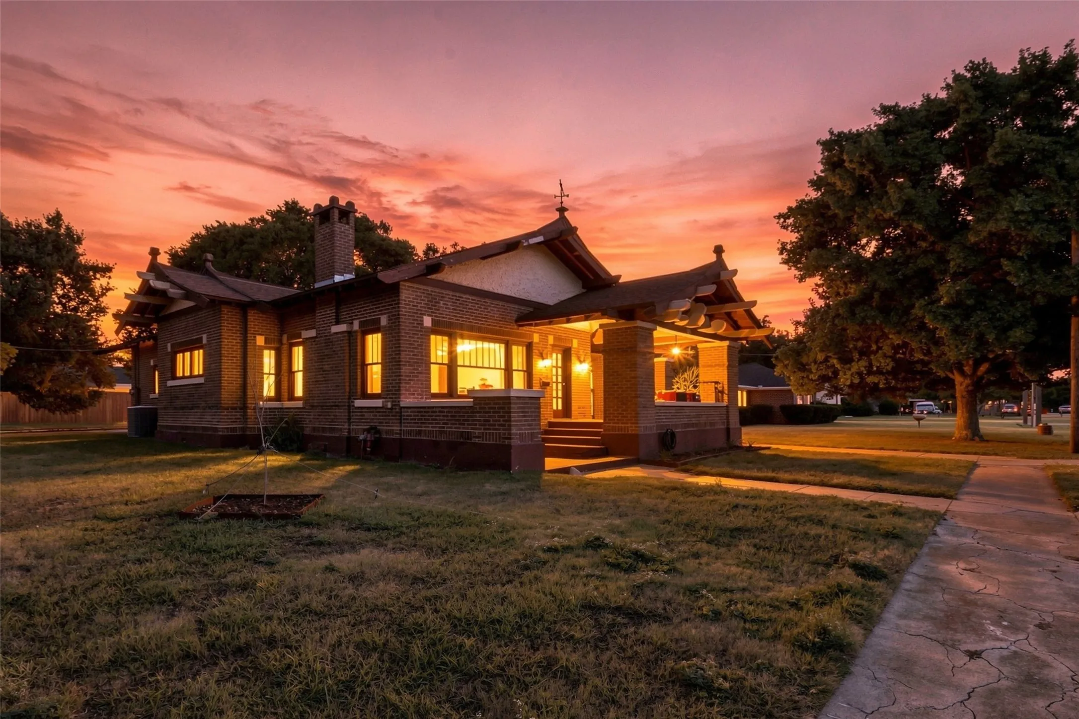 Single Family Residence For Sale in Fannin County , 701 Pecan Street, Honey Grove, Texas 75446, 2 Bedrooms, 2 Bathrooms, 2 Garage spaces, 1,946 Sqft, built in 1918, Price $259,999, mls#21350905, Real Estate Agent in Honey Grove, Homes For Sale in Fannin county, Homes For Sale in Honey Grove, Realtor in Honey Grove Texas, Real Estate Brokerage Independent Realty Texas, Luminita Cordes Realtor