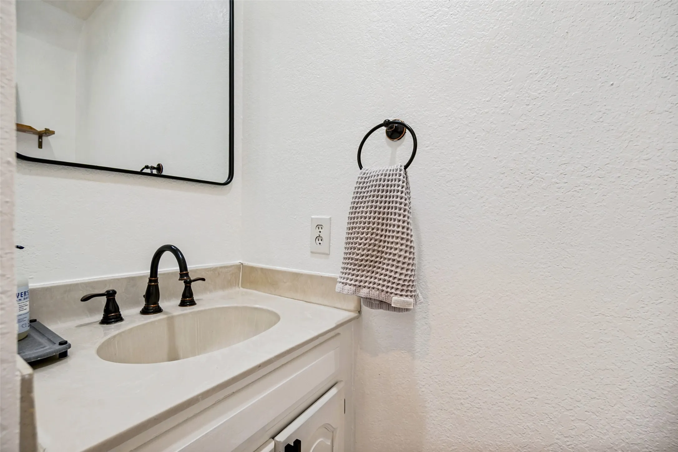 Single Family Residence For Sale in Dallas County , 4130 Wycliff Avenue 104, Dallas, Texas 75219, 2 Bedroom, 3 Bathroom, Garage spaces, 1,108 Sqft, built in 1984, mls#21353732, Real Estate Agent in Dallas, Homes For Sale in Dallas county, Homes For Sale in Dallas, Realtor in Dallas Texas, Real Estate Brokerage Independent Realty Texas, Luminita Cordes Realtor