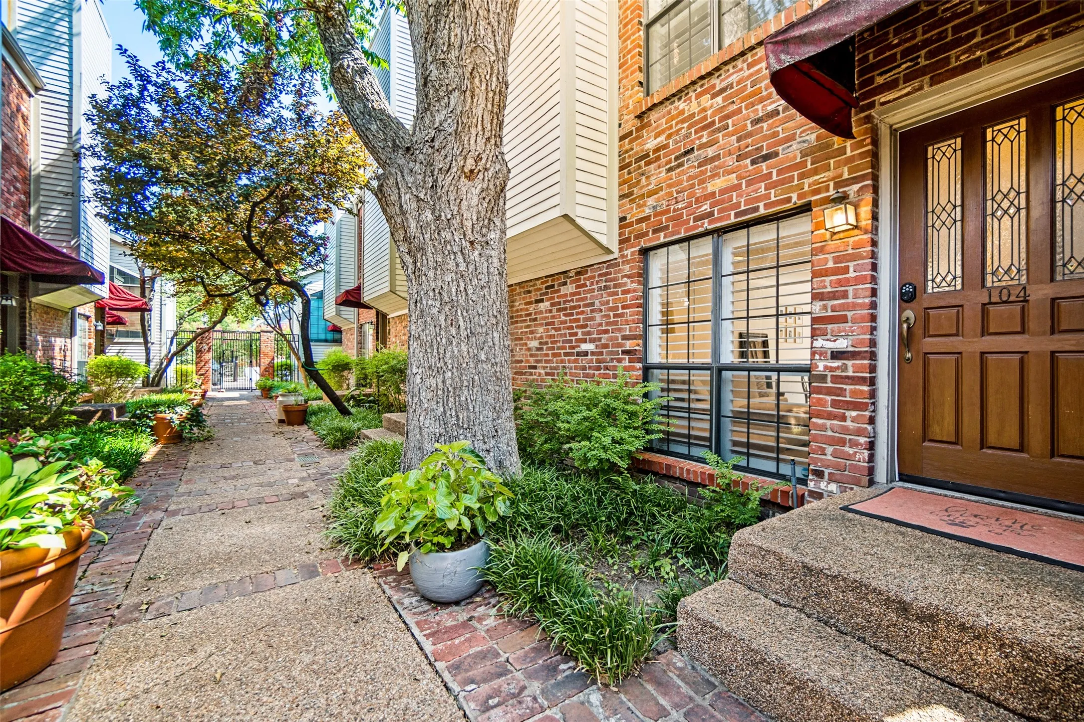 Single Family Residence For Sale in Dallas County , 4130 Wycliff Avenue 104, Dallas, Texas 75219, 2 Bedroom, 3 Bathroom, Garage spaces, 1,108 Sqft, built in 1984, mls#21353732, Real Estate Agent in Dallas, Homes For Sale in Dallas county, Homes For Sale in Dallas, Realtor in Dallas Texas, Real Estate Brokerage Independent Realty Texas, Luminita Cordes Realtor