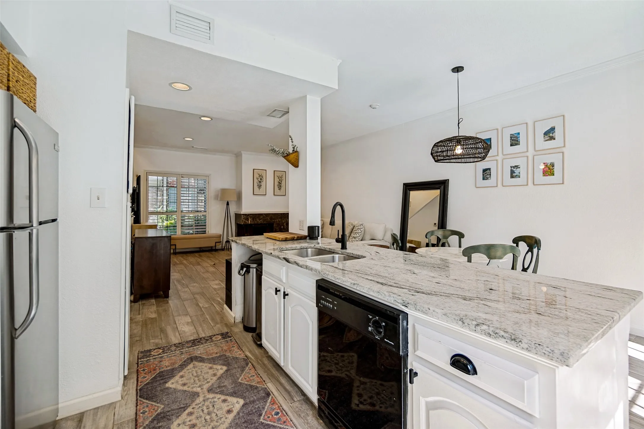 Single Family Residence For Sale in Dallas County , 4130 Wycliff Avenue 104, Dallas, Texas 75219, 2 Bedroom, 3 Bathroom, Garage spaces, 1,108 Sqft, built in 1984, mls#21353732, Real Estate Agent in Dallas, Homes For Sale in Dallas county, Homes For Sale in Dallas, Realtor in Dallas Texas, Real Estate Brokerage Independent Realty Texas, Luminita Cordes Realtor