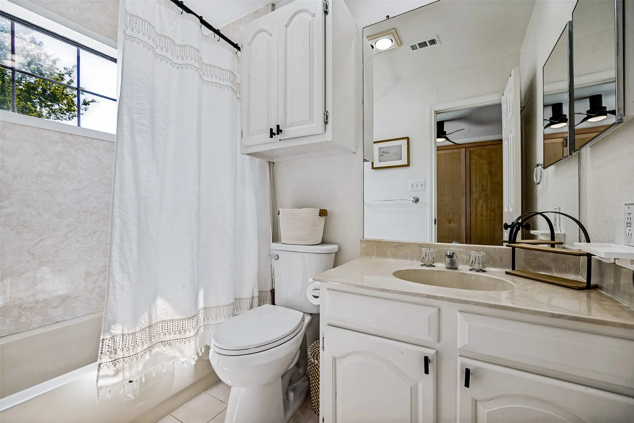 Single Family Residence For Sale in Dallas County , 4130 Wycliff Avenue 104, Dallas, Texas 75219, 2 Bedroom, 3 Bathroom, Garage spaces, 1,108 Sqft, built in 1984, mls#21353732, Real Estate Agent in Dallas, Homes For Sale in Dallas county, Homes For Sale in Dallas, Realtor in Dallas Texas, Real Estate Brokerage Independent Realty Texas, Luminita Cordes Realtor