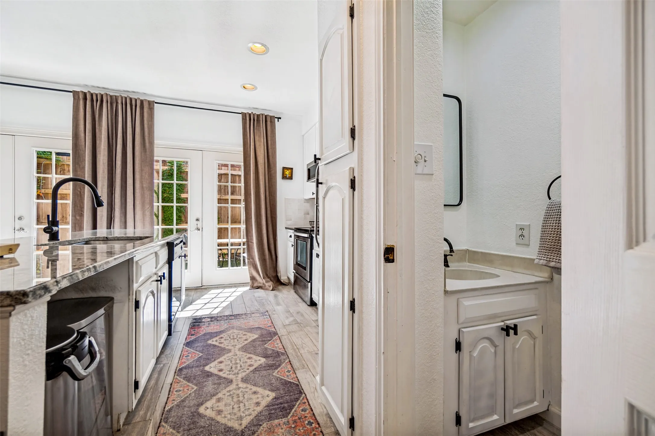 Single Family Residence For Sale in Dallas County , 4130 Wycliff Avenue 104, Dallas, Texas 75219, 2 Bedroom, 3 Bathroom, Garage spaces, 1,108 Sqft, built in 1984, mls#21353732, Real Estate Agent in Dallas, Homes For Sale in Dallas county, Homes For Sale in Dallas, Realtor in Dallas Texas, Real Estate Brokerage Independent Realty Texas, Luminita Cordes Realtor
