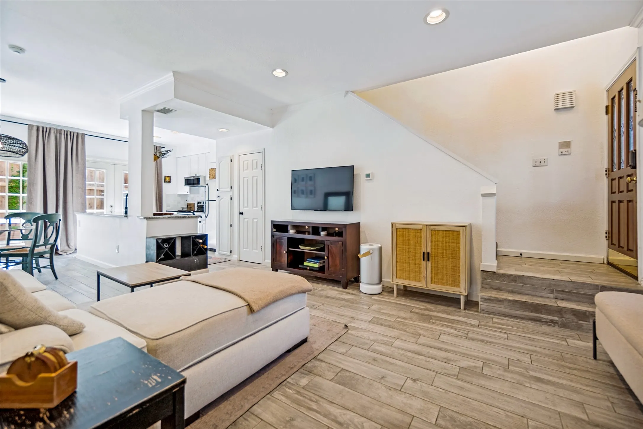 Single Family Residence For Sale in Dallas County , 4130 Wycliff Avenue 104, Dallas, Texas 75219, 2 Bedroom, 3 Bathroom, Garage spaces, 1,108 Sqft, built in 1984, mls#21353732, Real Estate Agent in Dallas, Homes For Sale in Dallas county, Homes For Sale in Dallas, Realtor in Dallas Texas, Real Estate Brokerage Independent Realty Texas, Luminita Cordes Realtor