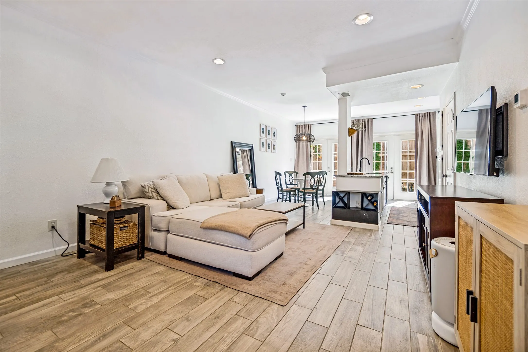 Single Family Residence For Sale in Dallas County , 4130 Wycliff Avenue 104, Dallas, Texas 75219, 2 Bedroom, 3 Bathroom, Garage spaces, 1,108 Sqft, built in 1984, mls#21353732, Real Estate Agent in Dallas, Homes For Sale in Dallas county, Homes For Sale in Dallas, Realtor in Dallas Texas, Real Estate Brokerage Independent Realty Texas, Luminita Cordes Realtor