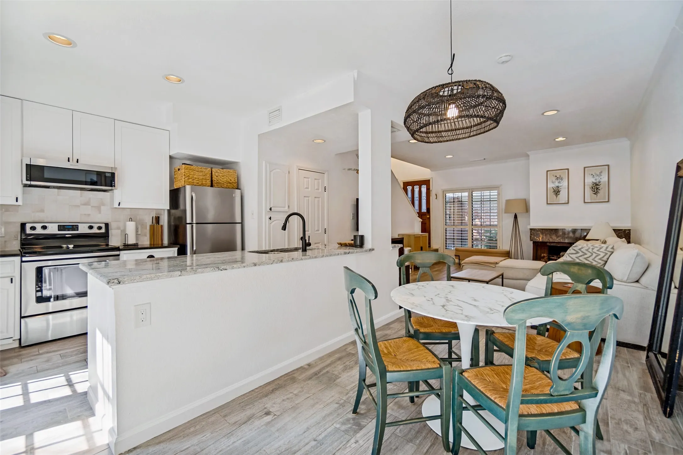 Single Family Residence For Sale in Dallas County , 4130 Wycliff Avenue 104, Dallas, Texas 75219, 2 Bedroom, 3 Bathroom, Garage spaces, 1,108 Sqft, built in 1984, mls#21353732, Real Estate Agent in Dallas, Homes For Sale in Dallas county, Homes For Sale in Dallas, Realtor in Dallas Texas, Real Estate Brokerage Independent Realty Texas, Luminita Cordes Realtor