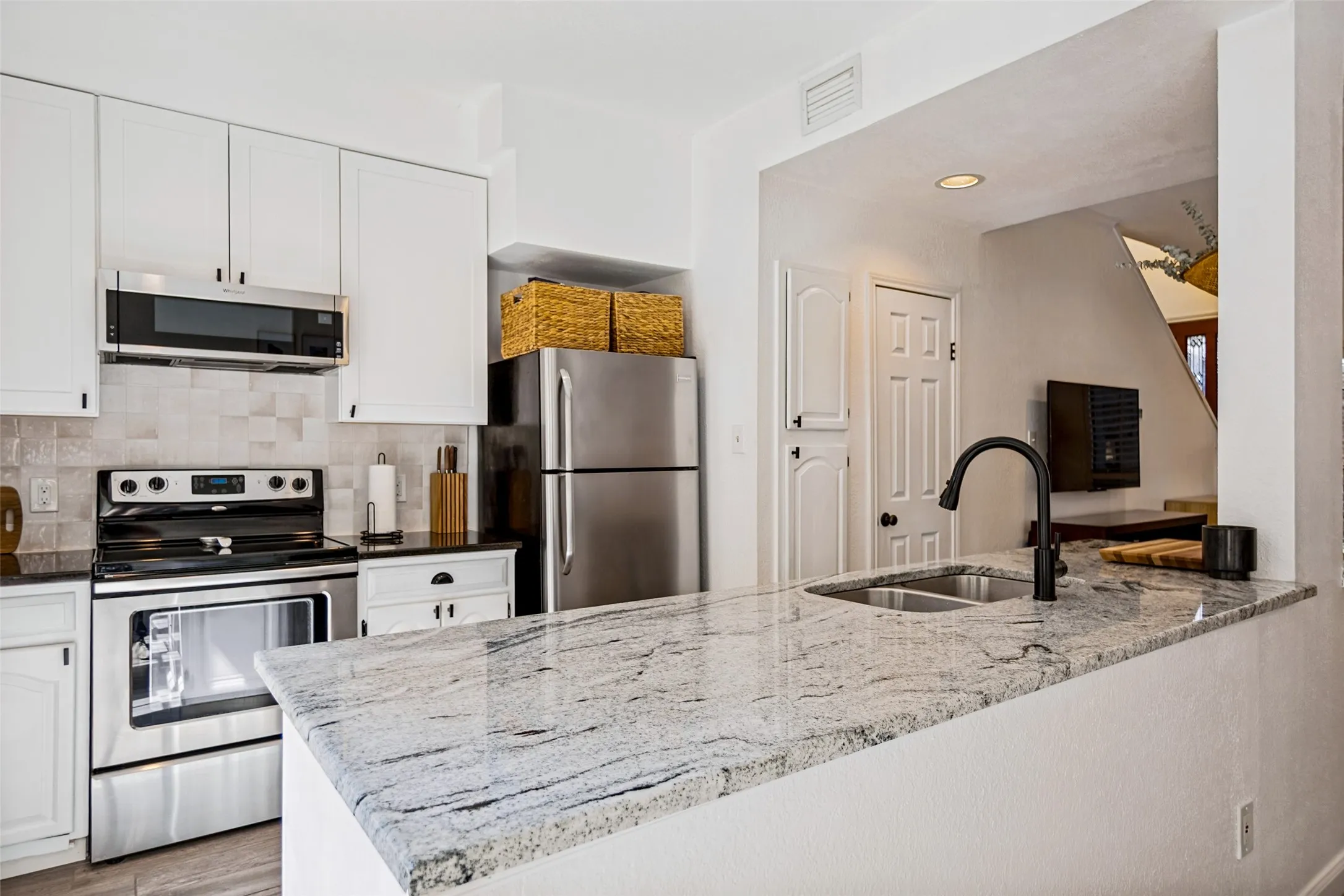 Single Family Residence For Sale in Dallas County , 4130 Wycliff Avenue 104, Dallas, Texas 75219, 2 Bedroom, 3 Bathroom, Garage spaces, 1,108 Sqft, built in 1984, mls#21353732, Real Estate Agent in Dallas, Homes For Sale in Dallas county, Homes For Sale in Dallas, Realtor in Dallas Texas, Real Estate Brokerage Independent Realty Texas, Luminita Cordes Realtor