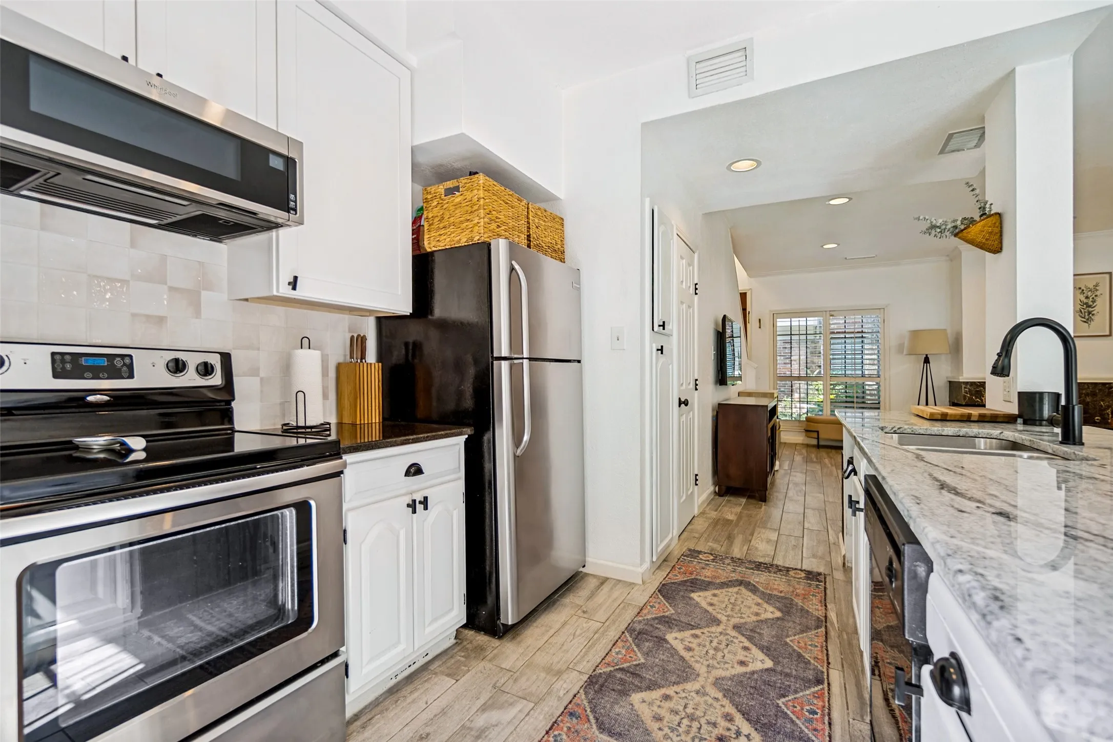Single Family Residence For Sale in Dallas County , 4130 Wycliff Avenue 104, Dallas, Texas 75219, 2 Bedroom, 3 Bathroom, Garage spaces, 1,108 Sqft, built in 1984, mls#21353732, Real Estate Agent in Dallas, Homes For Sale in Dallas county, Homes For Sale in Dallas, Realtor in Dallas Texas, Real Estate Brokerage Independent Realty Texas, Luminita Cordes Realtor
