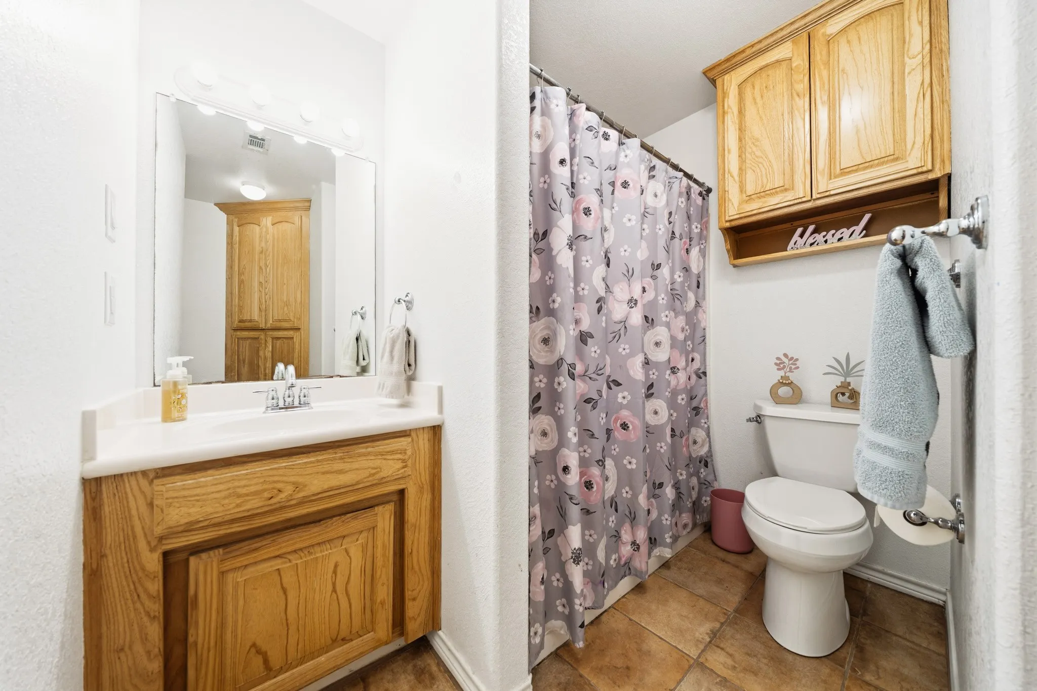 Single Family Residence For Sale in Hill County , 900 E Chad Street, Whitney, Texas 76692, 3 Bedroom, 4 Bathroom, 2 Garage spaces, 2,252 Sqft, built in 2004, mls#21353083, Real Estate Agent in Whitney, Homes For Sale in Hill county, Homes For Sale in Whitney, Realtor in Whitney Texas, Real Estate Brokerage Independent Realty Texas, Luminita Cordes Realtor