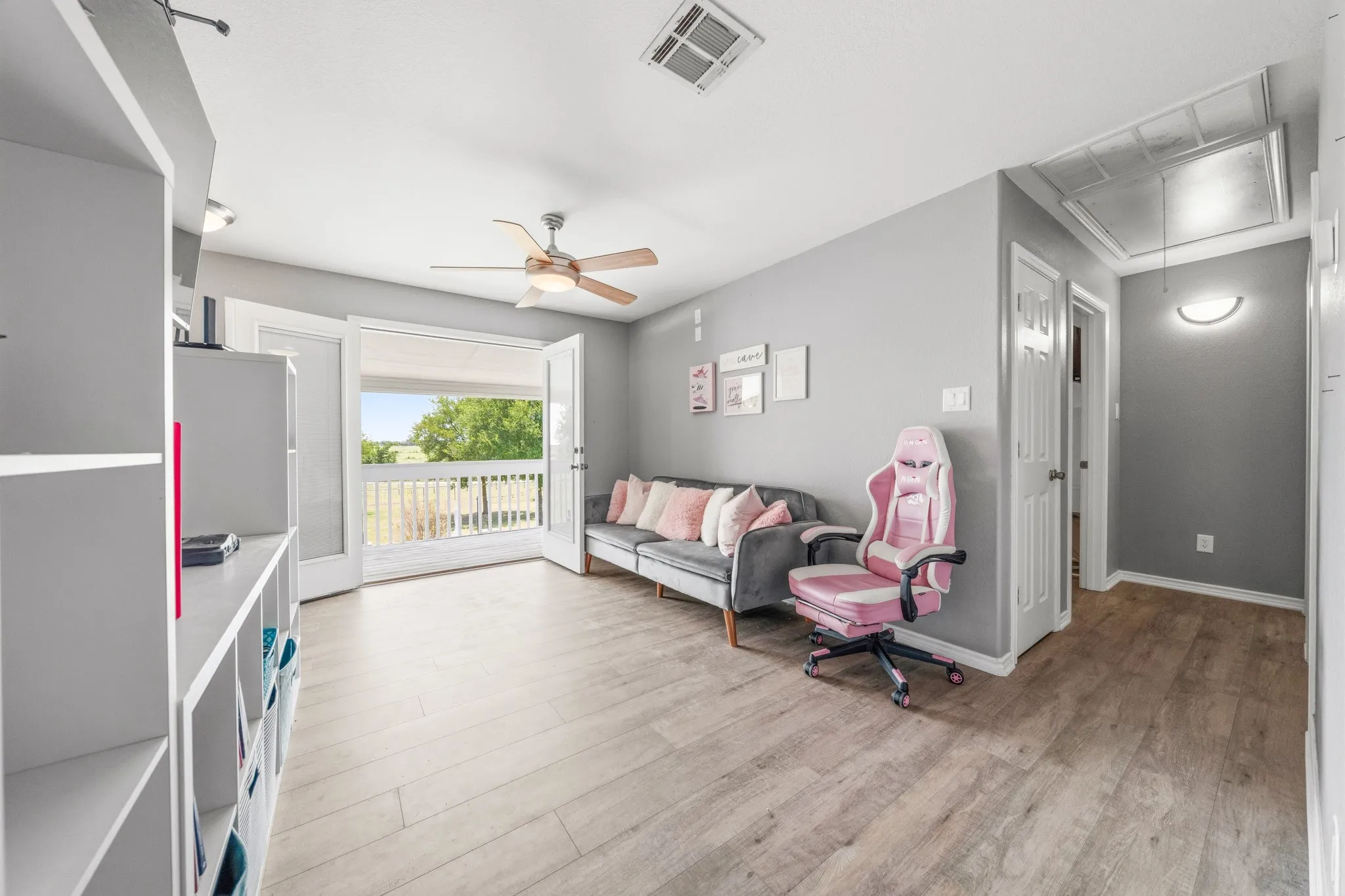 Single Family Residence For Sale in Hill County , 900 E Chad Street, Whitney, Texas 76692, 3 Bedroom, 4 Bathroom, 2 Garage spaces, 2,252 Sqft, built in 2004, mls#21353083, Real Estate Agent in Whitney, Homes For Sale in Hill county, Homes For Sale in Whitney, Realtor in Whitney Texas, Real Estate Brokerage Independent Realty Texas, Luminita Cordes Realtor